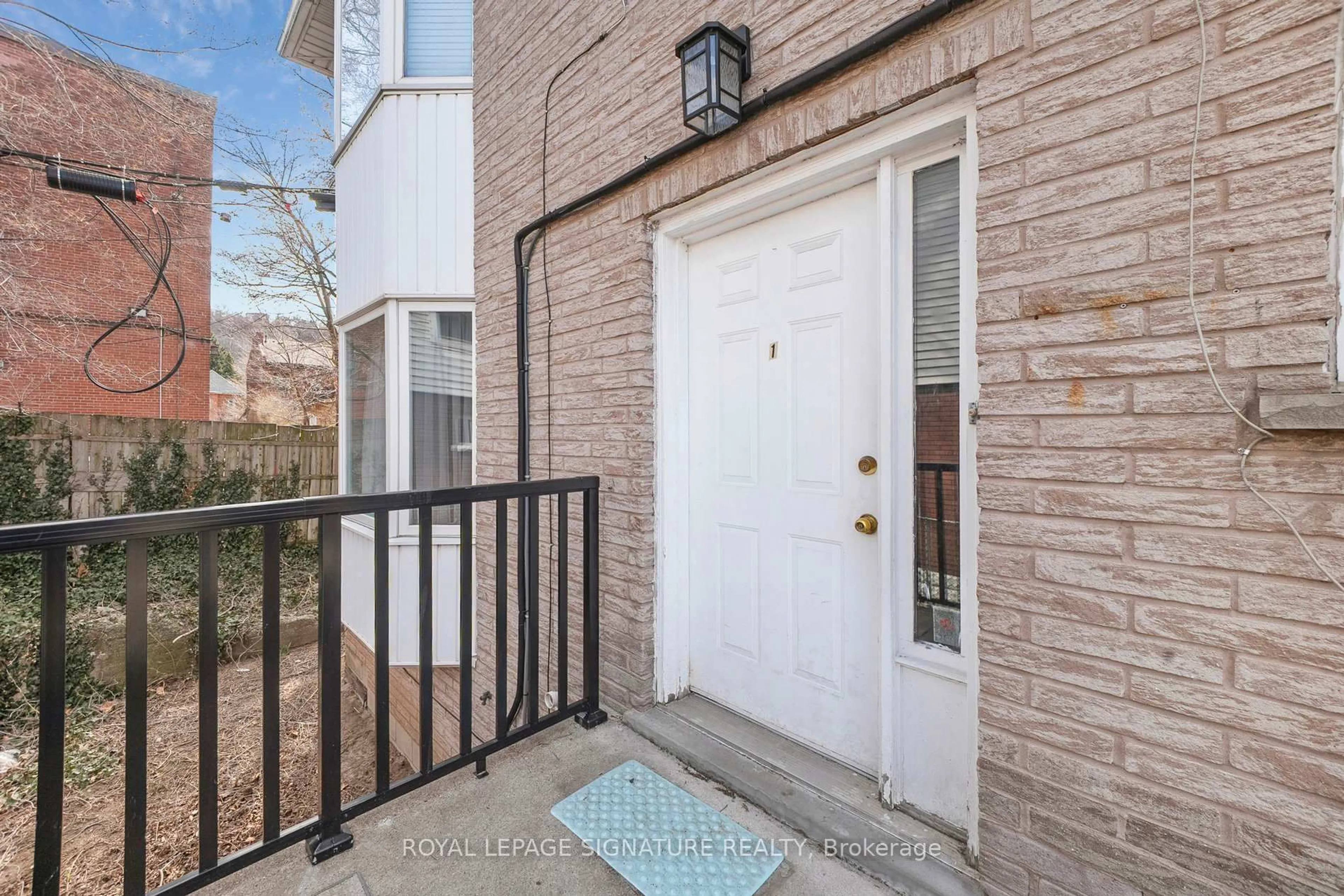 Indoor entryway for 90 Tisdale St, Hamilton Ontario L8N 2W2
