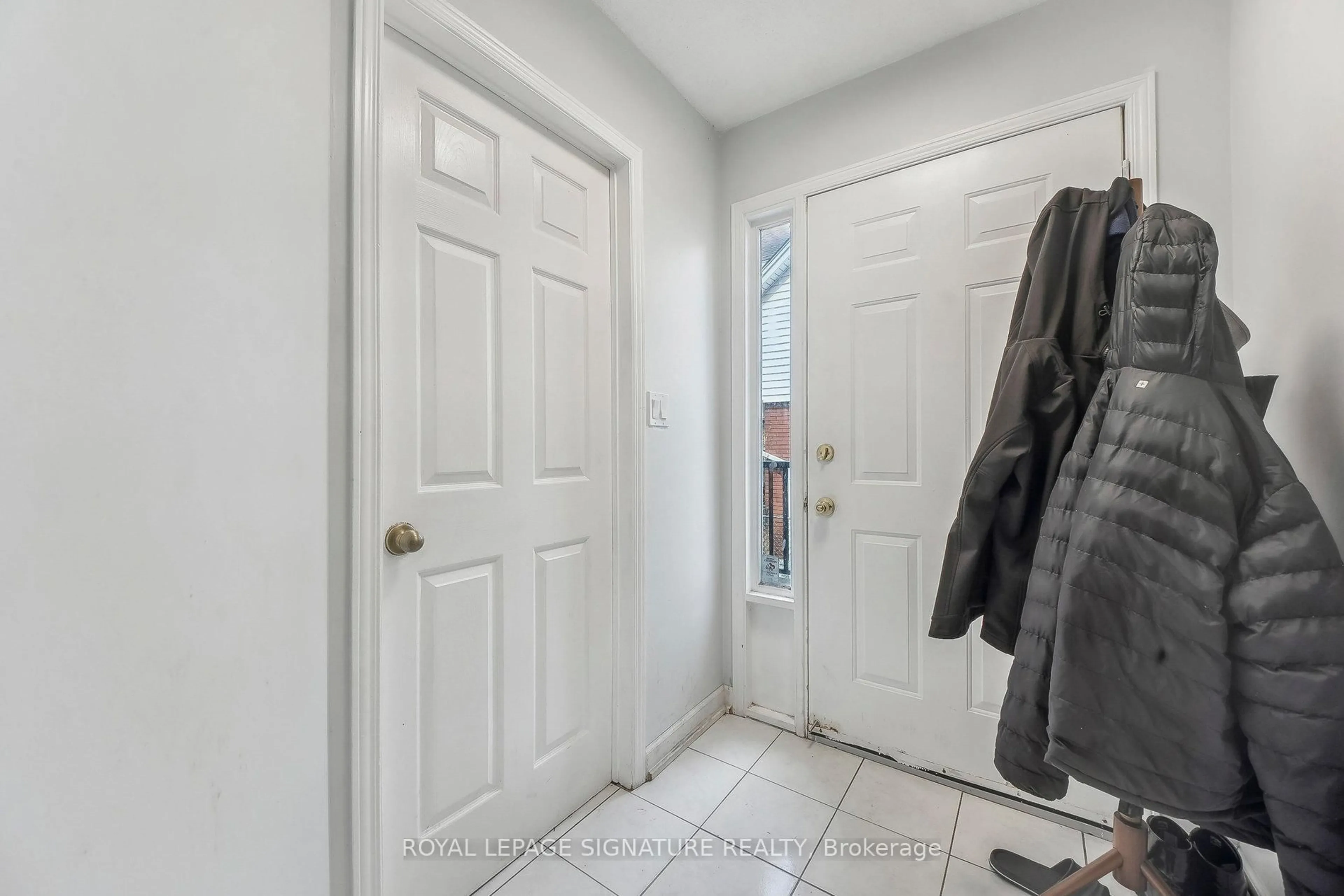 Indoor entryway for 90 Tisdale St, Hamilton Ontario L8N 2W2