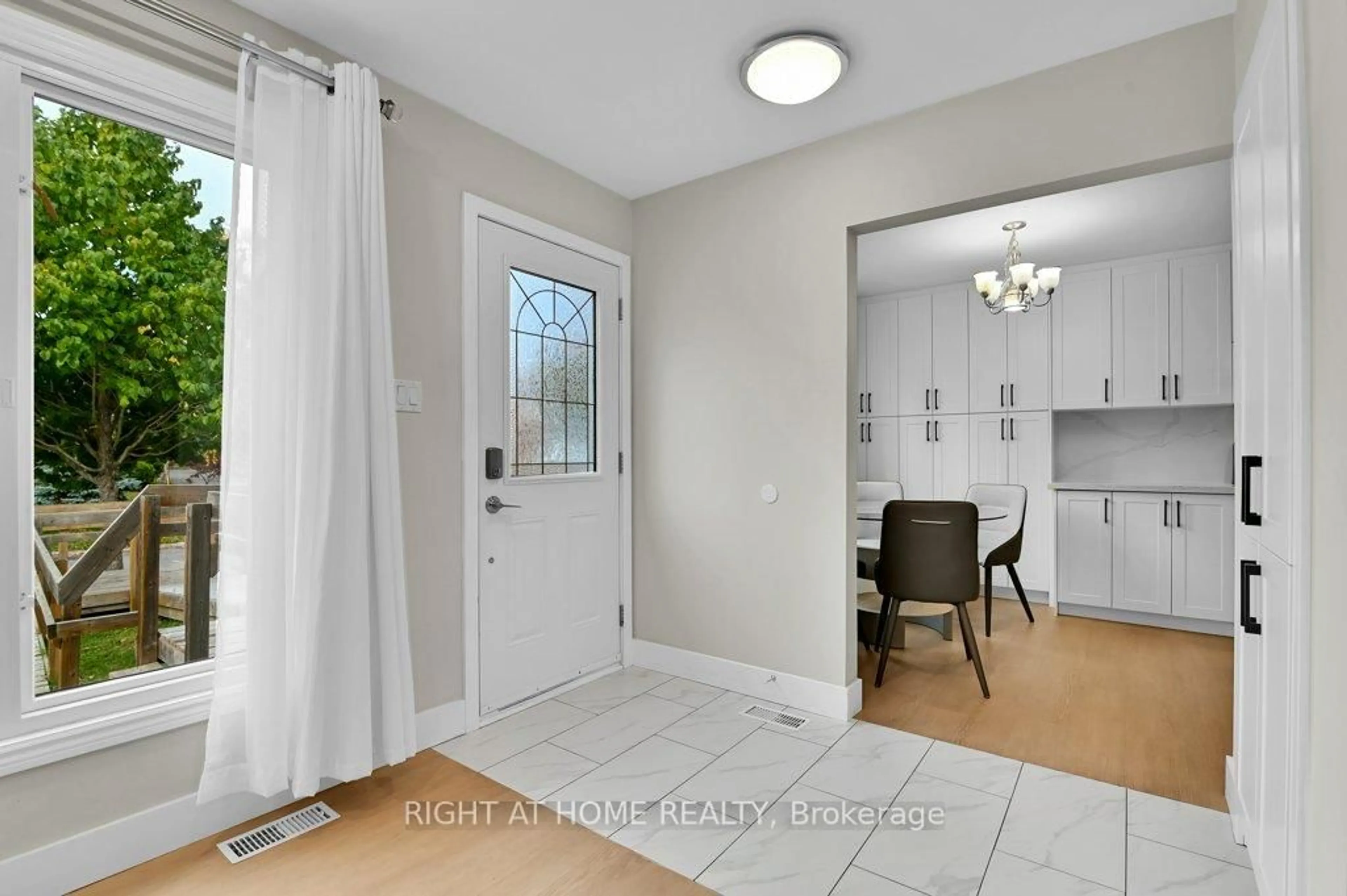 Indoor entryway for 2230 Bickerton Ave, Ottawa Ontario K1J 6Y3