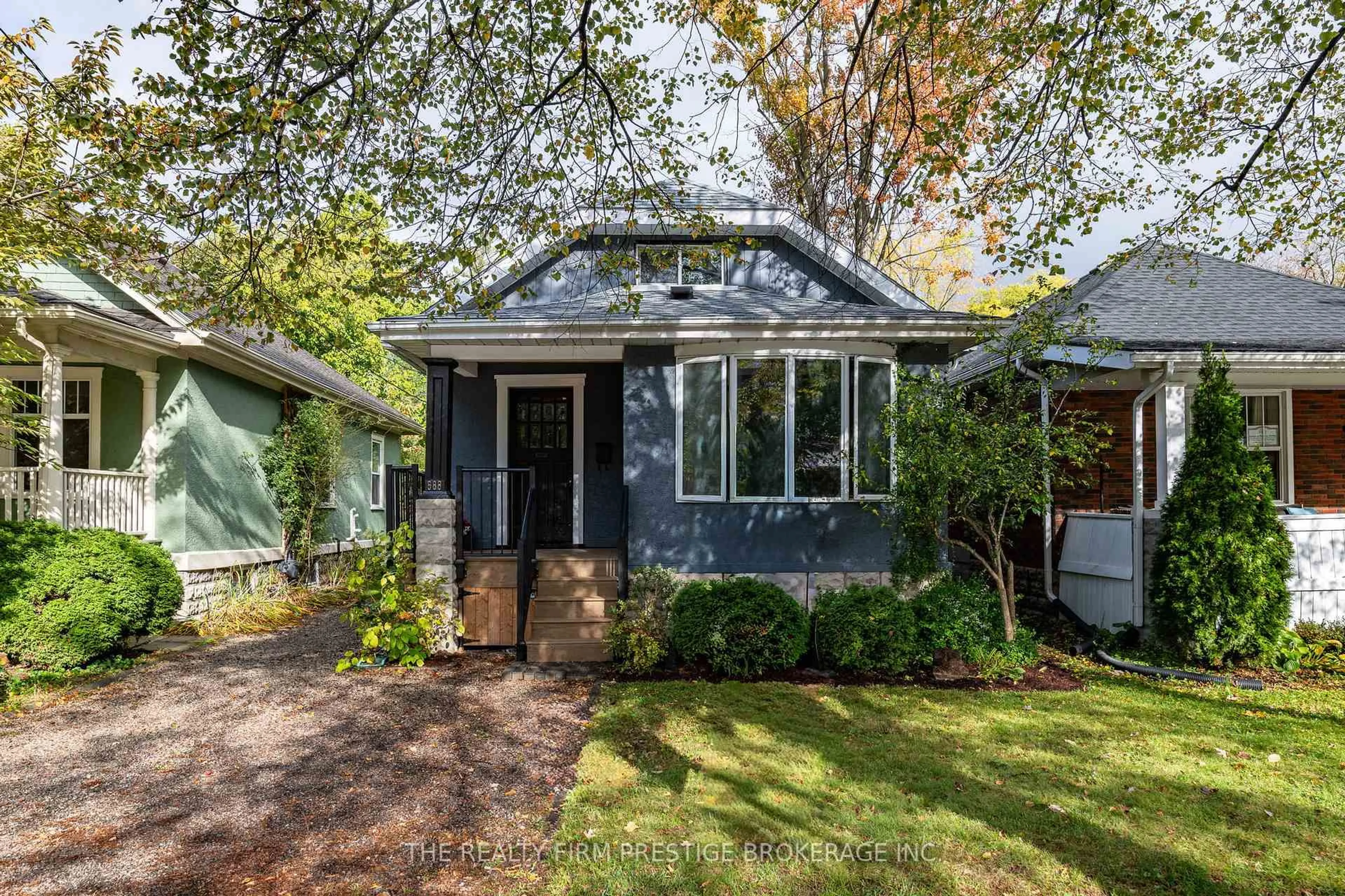 Home with vinyl exterior material, street for 588 Rosedale St, London East Ontario N6B 2C6