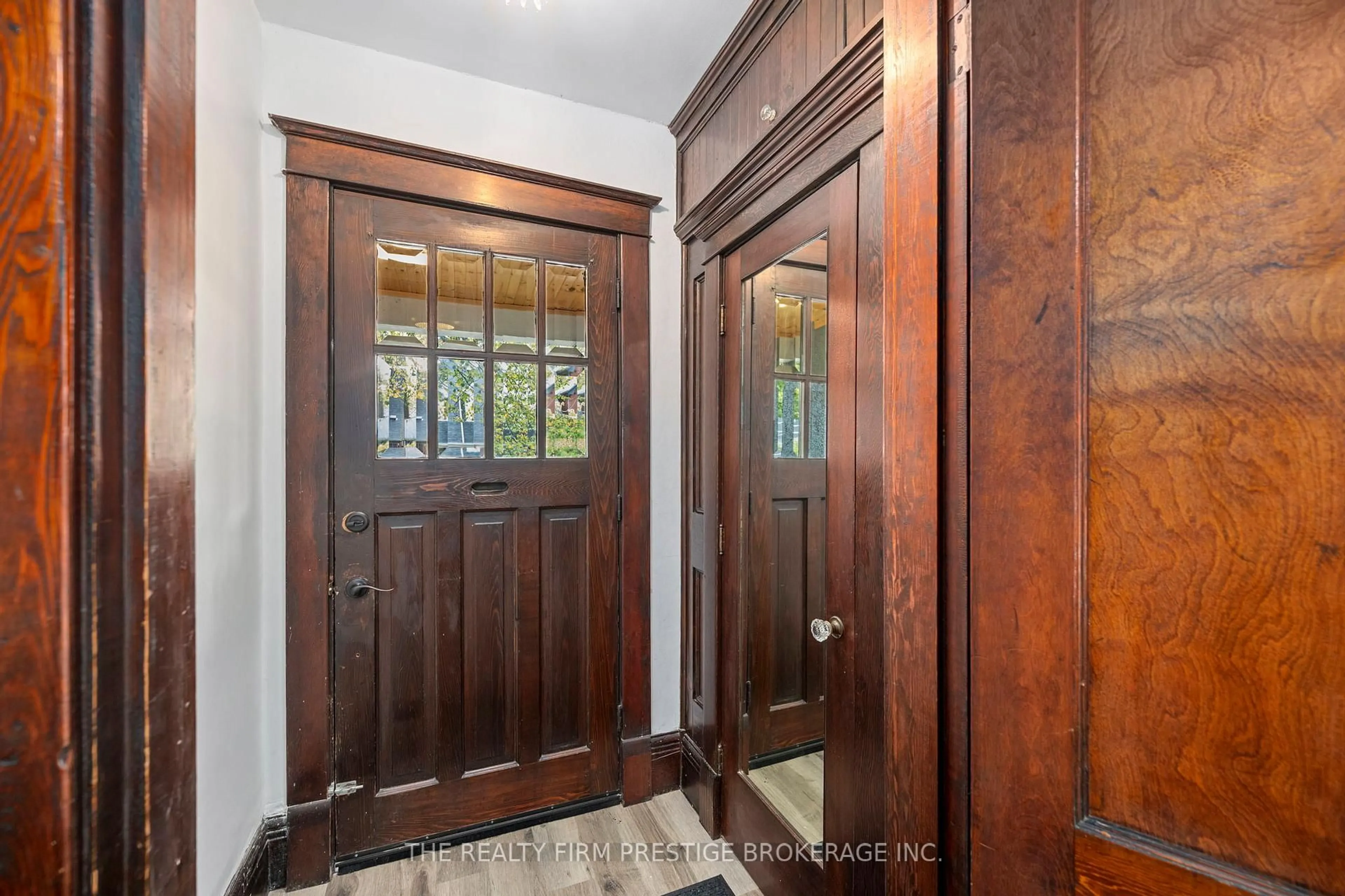 Indoor entryway for 588 Rosedale St, London East Ontario N6B 2C6