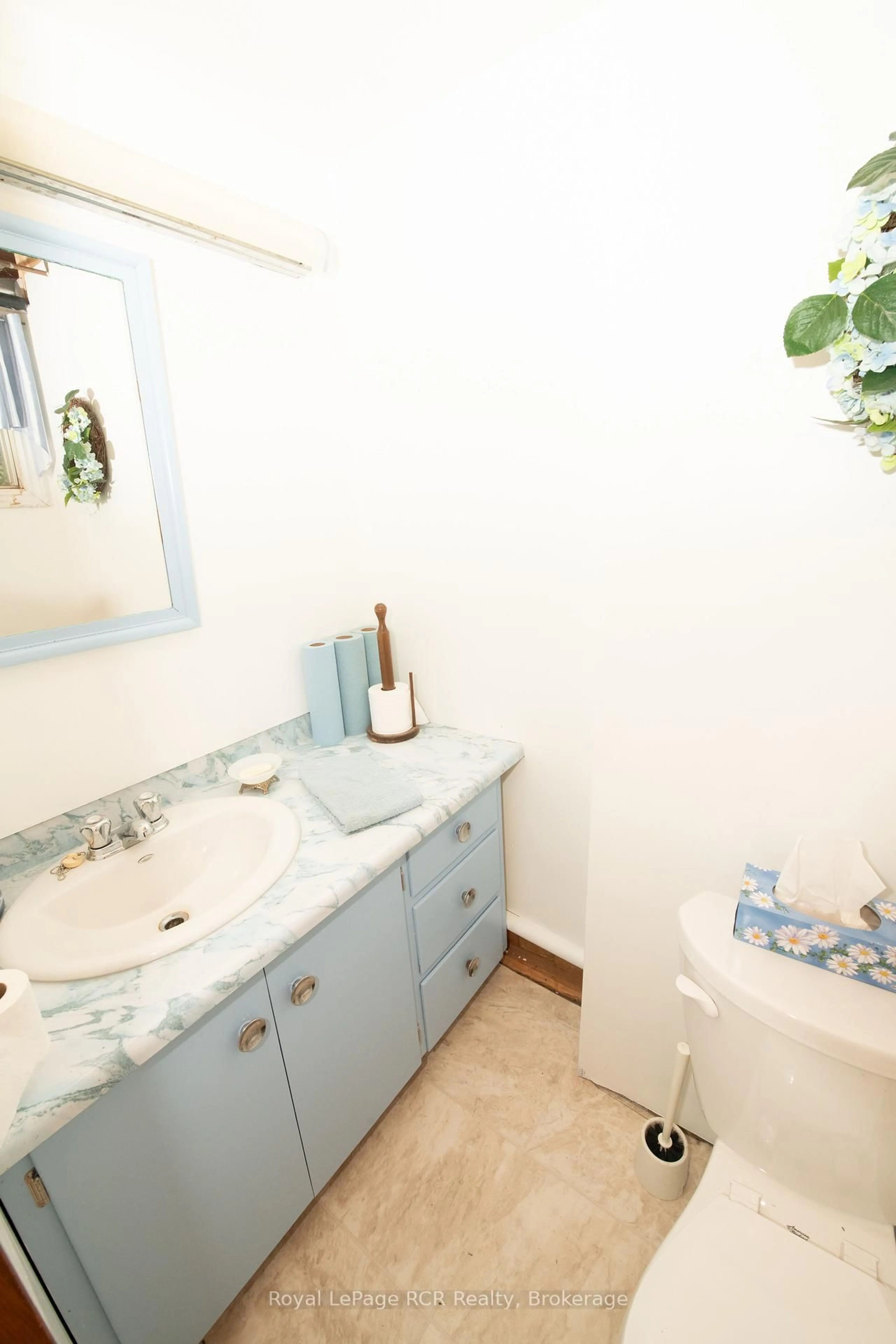 Standard bathroom, ceramic/tile floor for 84211 SOUTHGATE ROAD 08 Rd, Southgate Ontario N0G 2L0