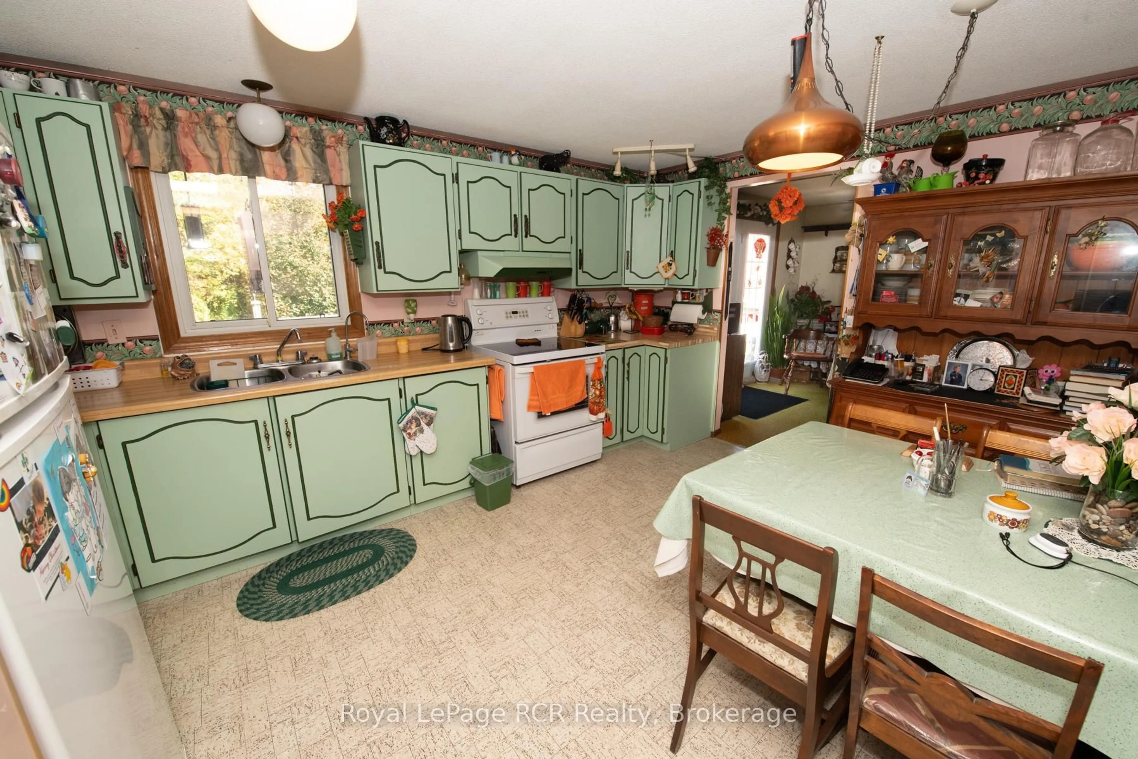 Standard kitchen, ceramic/tile floor for 84211 SOUTHGATE ROAD 08 Rd, Southgate Ontario N0G 2L0