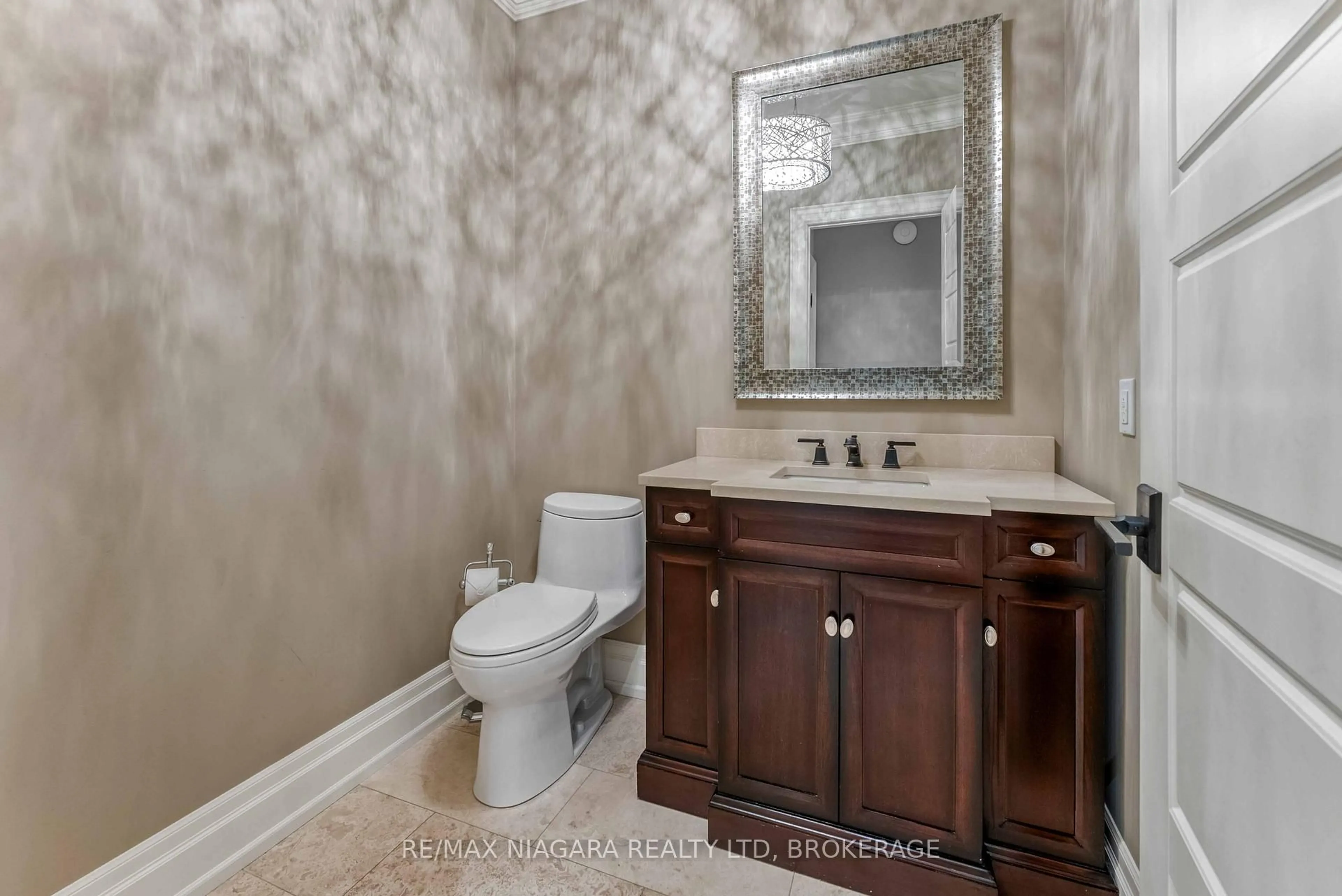 Standard bathroom, ceramic/tile floor for 50 Sandalwood Cres, Niagara-on-the-Lake Ontario L0S 1P0