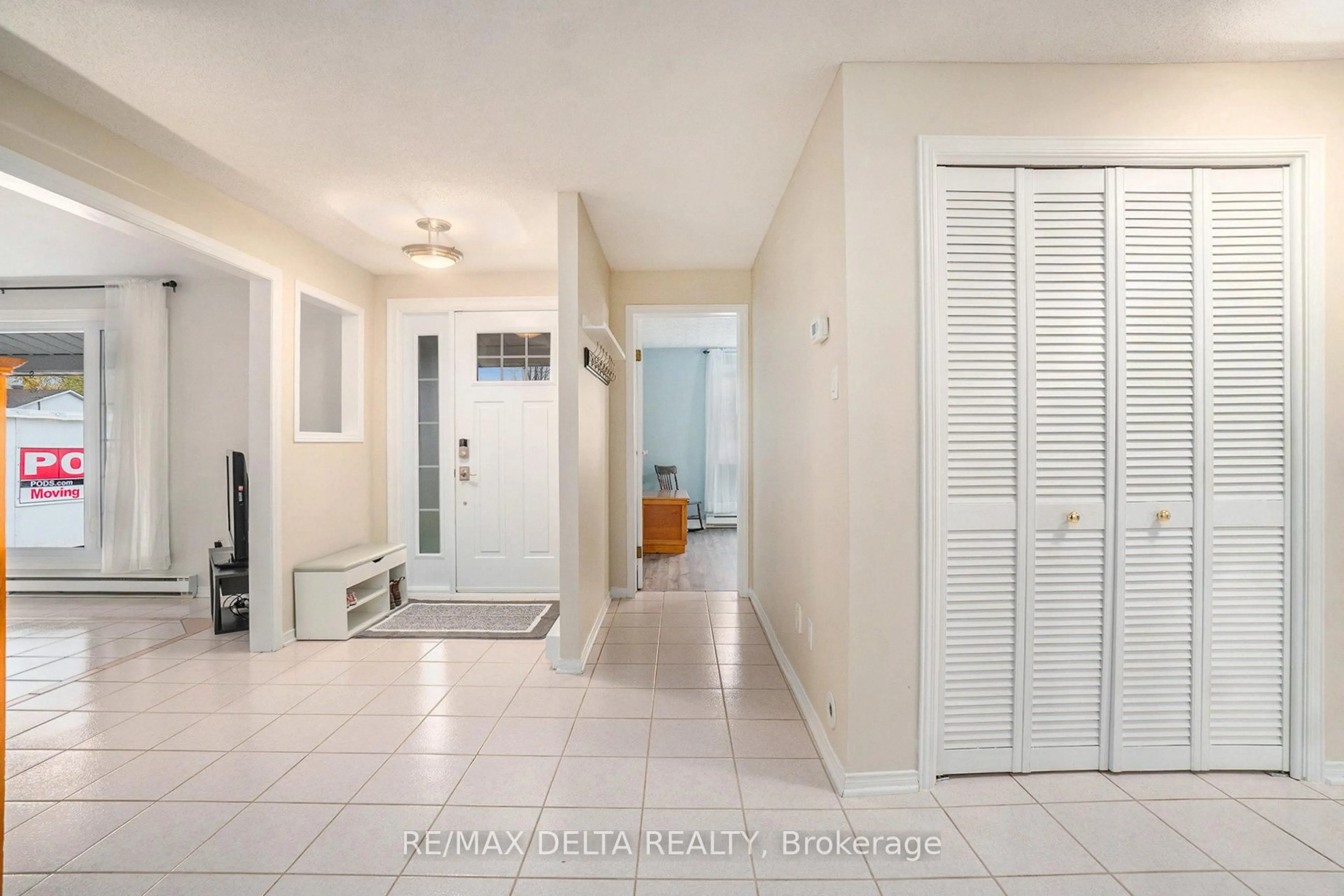 Indoor entryway for 1060 St Jacques St, Clarence-Rockland Ontario K4K 1B8