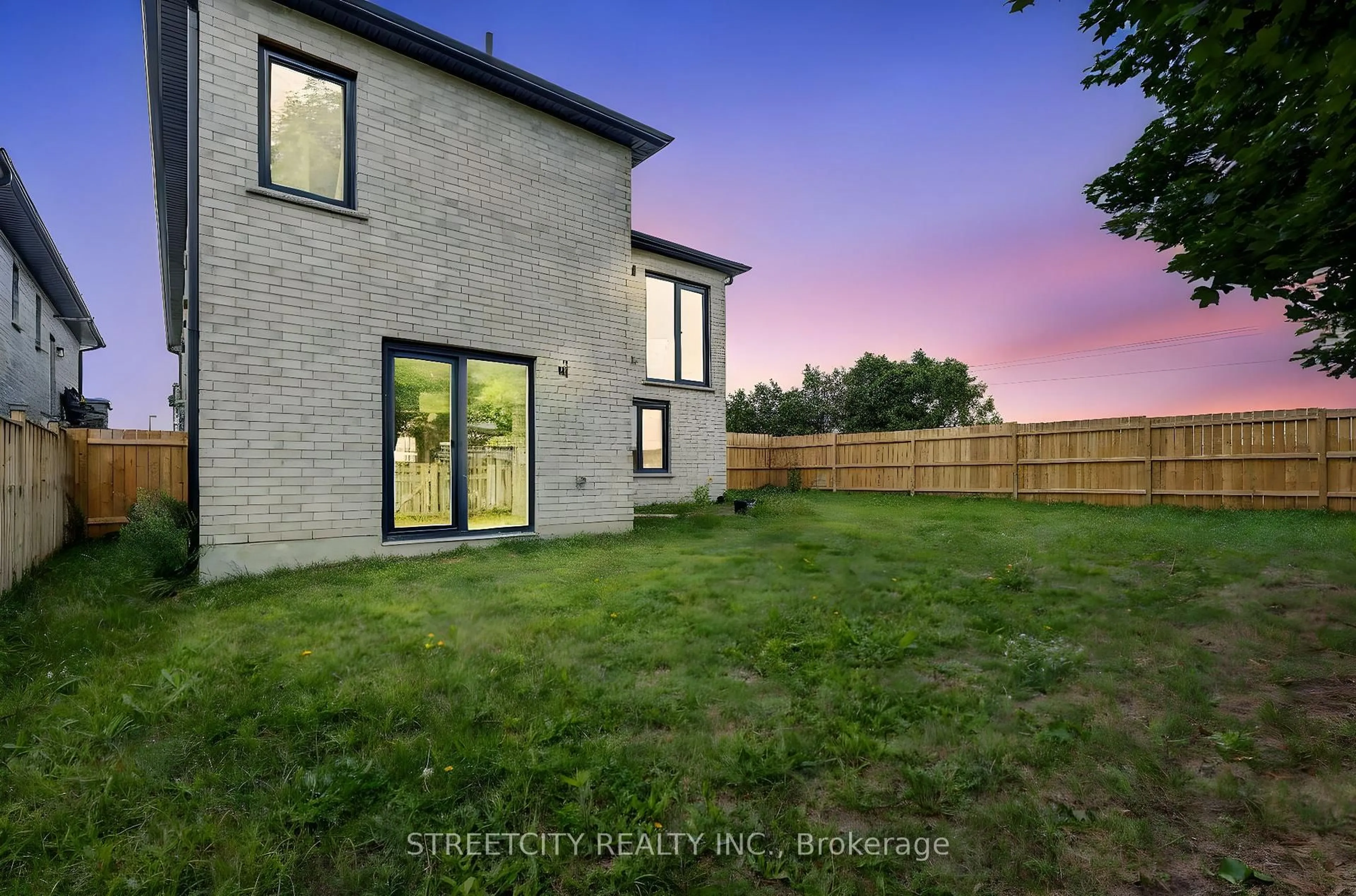 A pic from outside/outdoor area/front of a property/back of a property/a pic from drone, street for 42 Alexander Circ, Strathroy-Caradoc Ontario N7G 0B5
