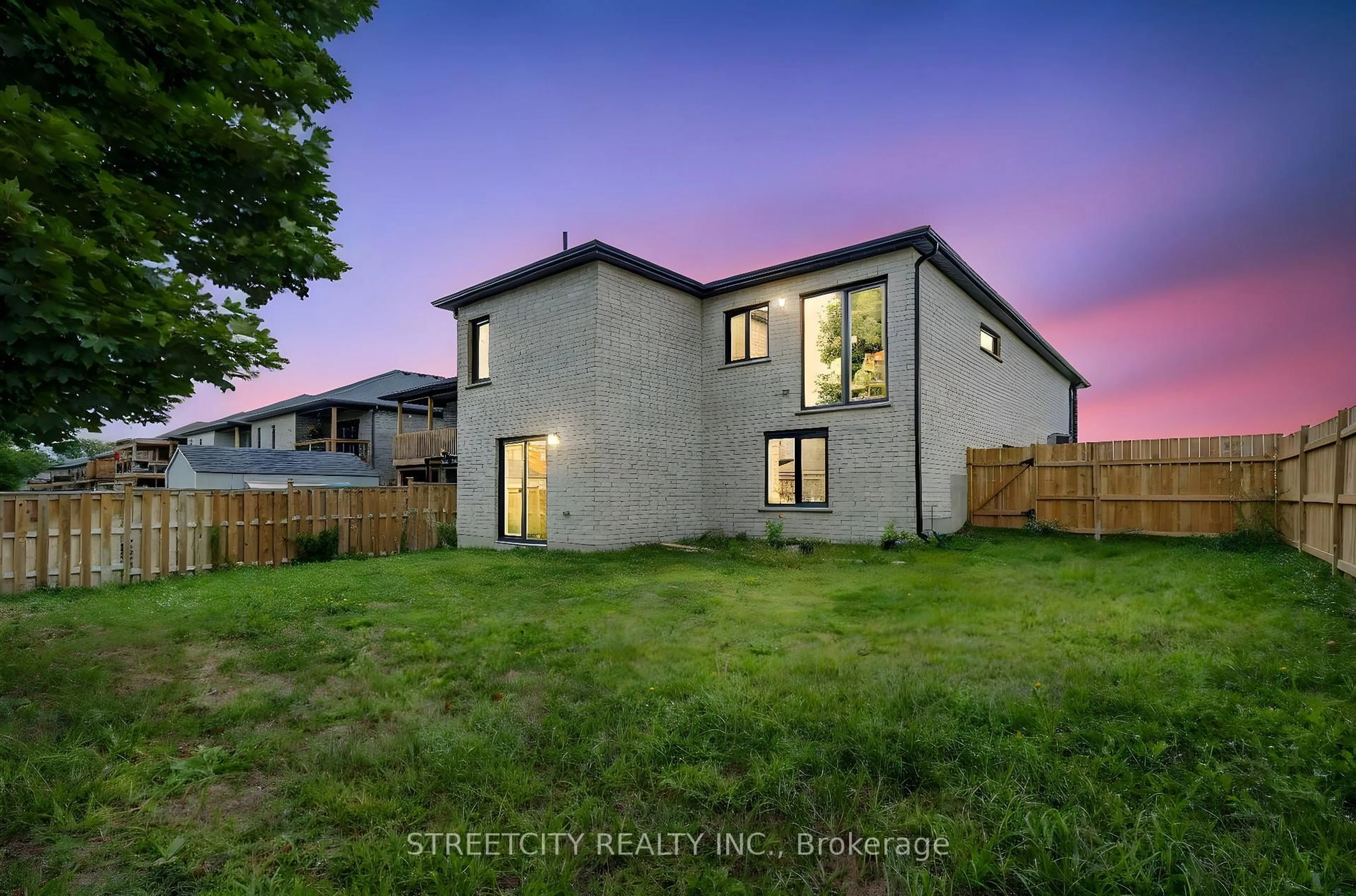 A pic from outside/outdoor area/front of a property/back of a property/a pic from drone, unknown for 42 Alexander Circ, Strathroy-Caradoc Ontario N7G 0B5