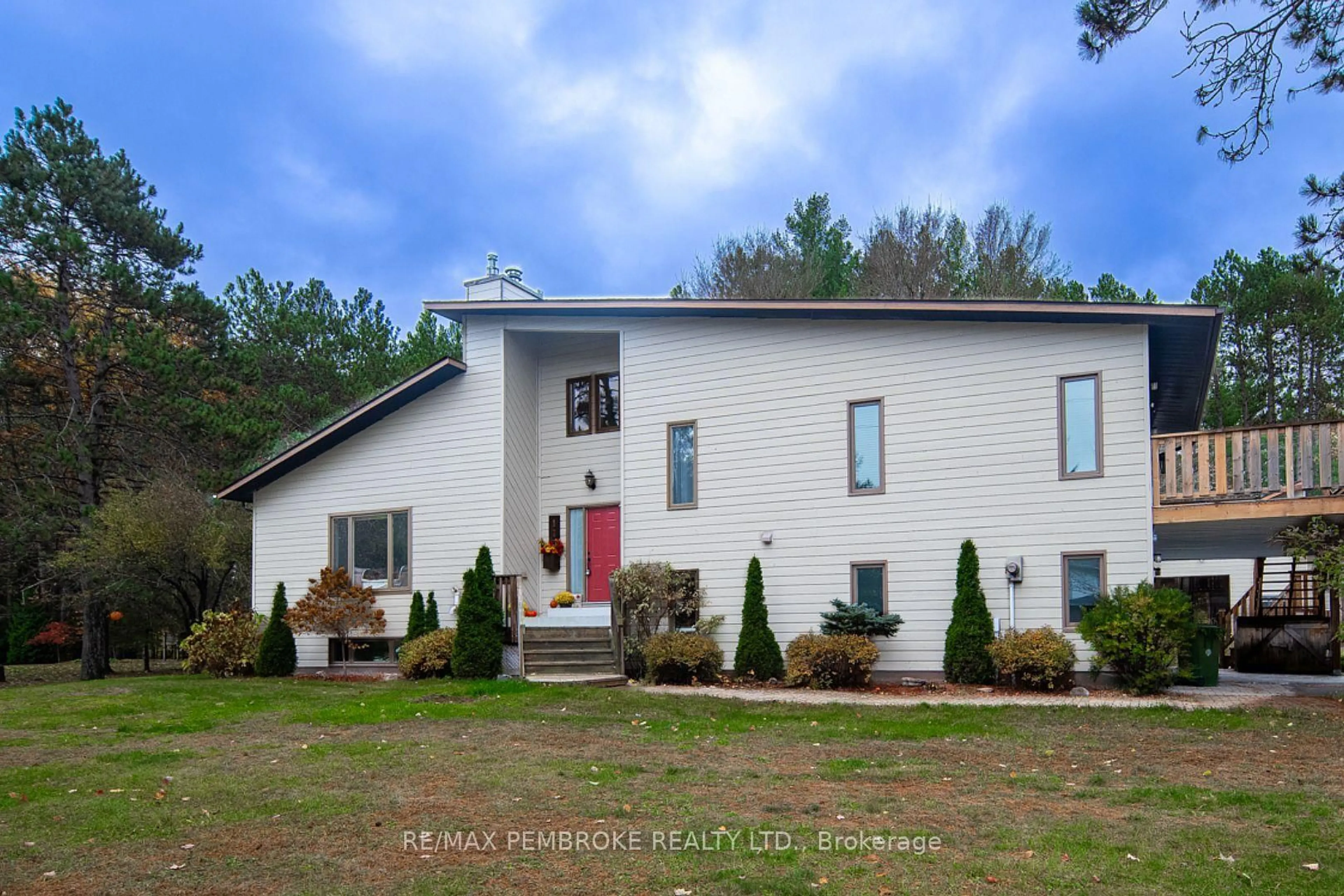 Home with vinyl exterior material, unknown for 177 Sylvan Dr, Petawawa Ontario K8A 6W7