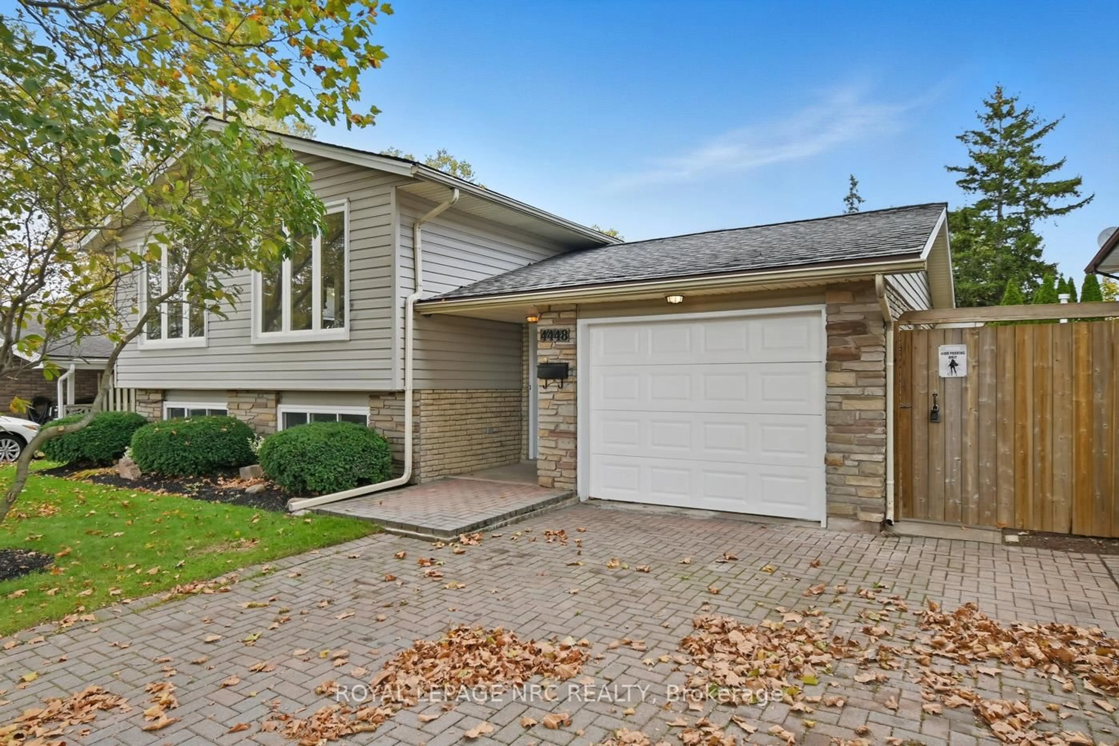 Home with vinyl exterior material, street for 4448 Meadowvale Dr, Niagara Falls Ontario L2E 5W9