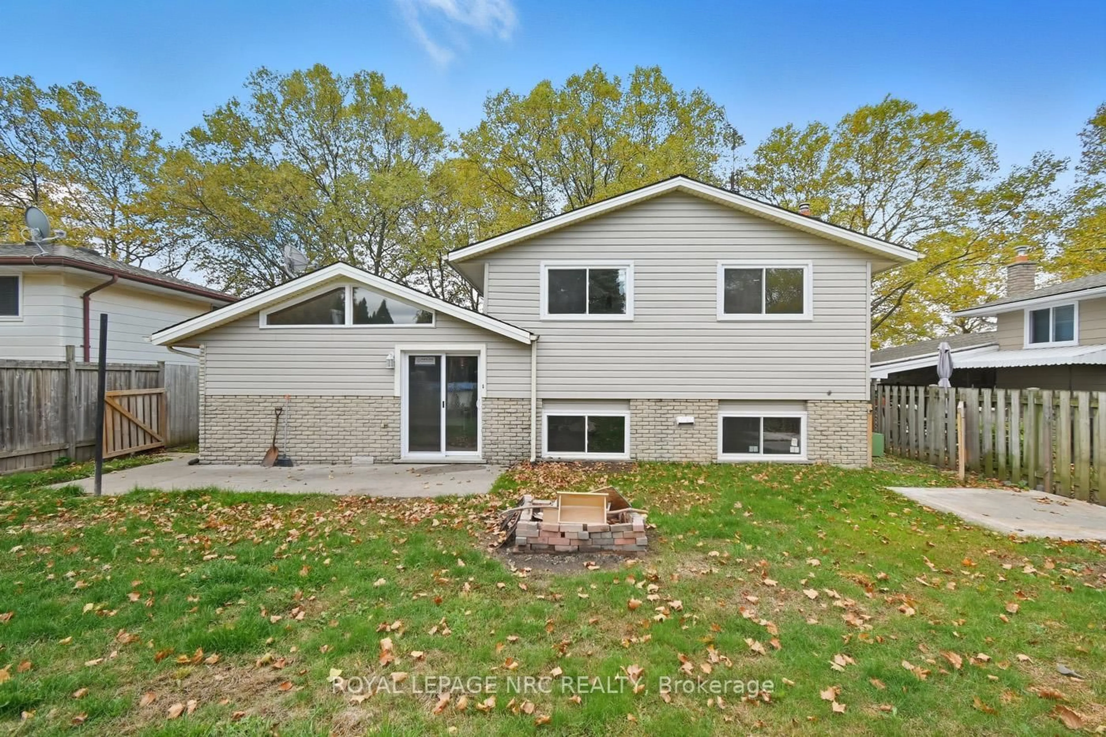 Home with vinyl exterior material, unknown for 4448 Meadowvale Dr, Niagara Falls Ontario L2E 5W9