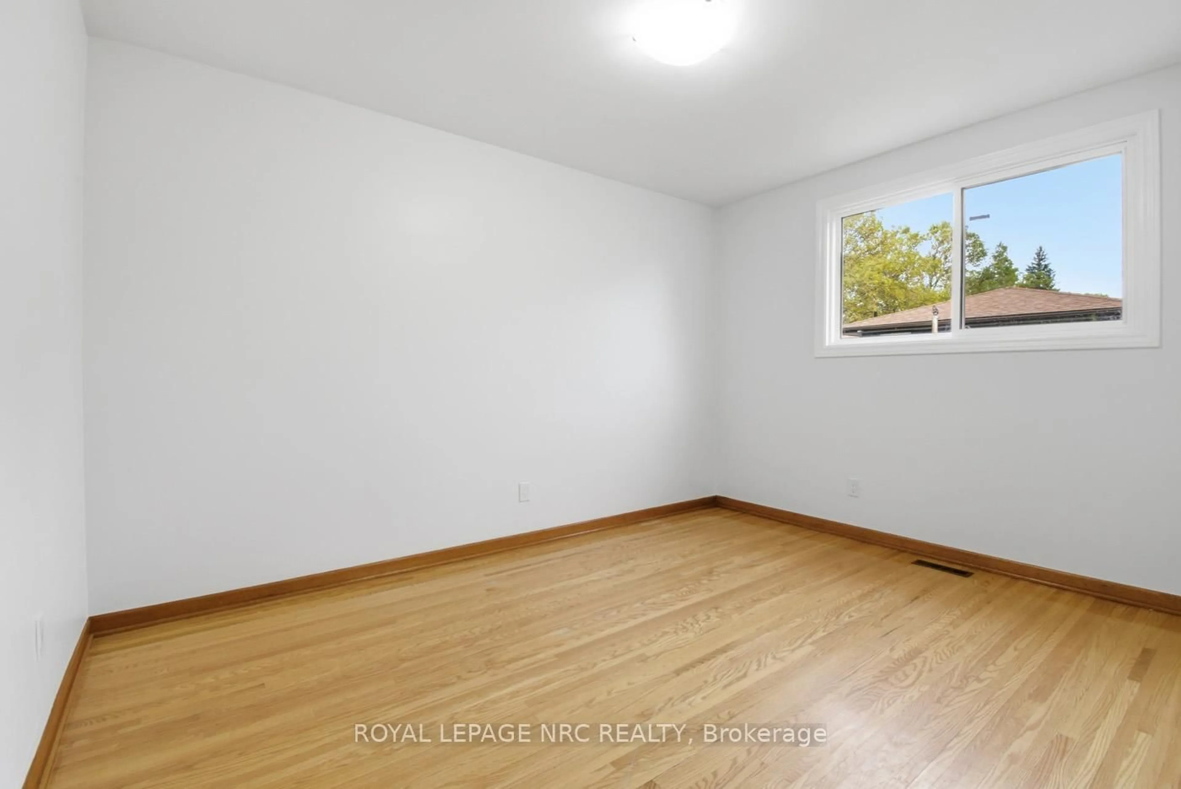 A pic of a room for 4448 Meadowvale Dr, Niagara Falls Ontario L2E 5W9