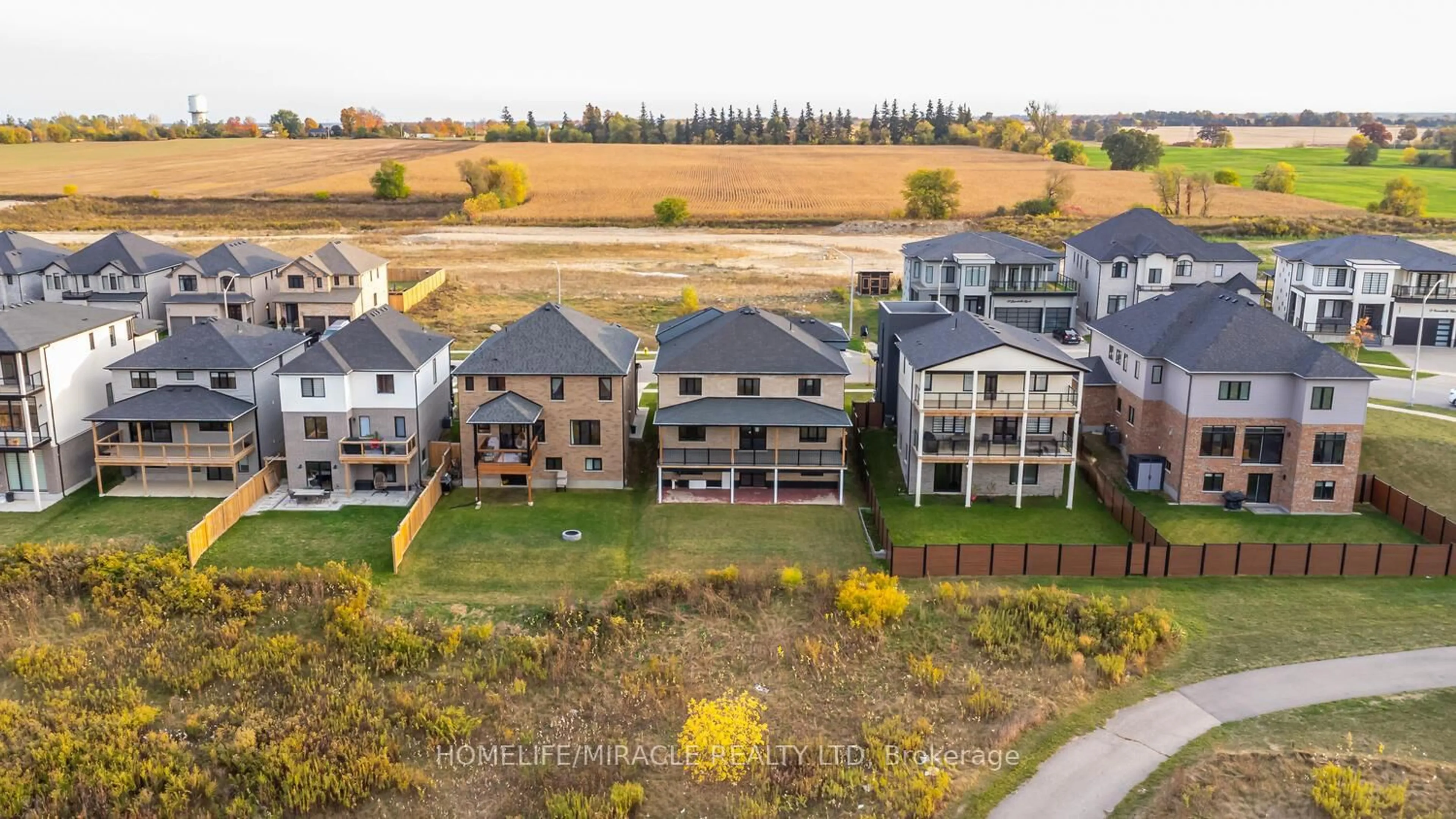 A pic from outside/outdoor area/front of a property/back of a property/a pic from drone, mountain view for 80 Grandville Circ, Brant Ontario N3L 0J5