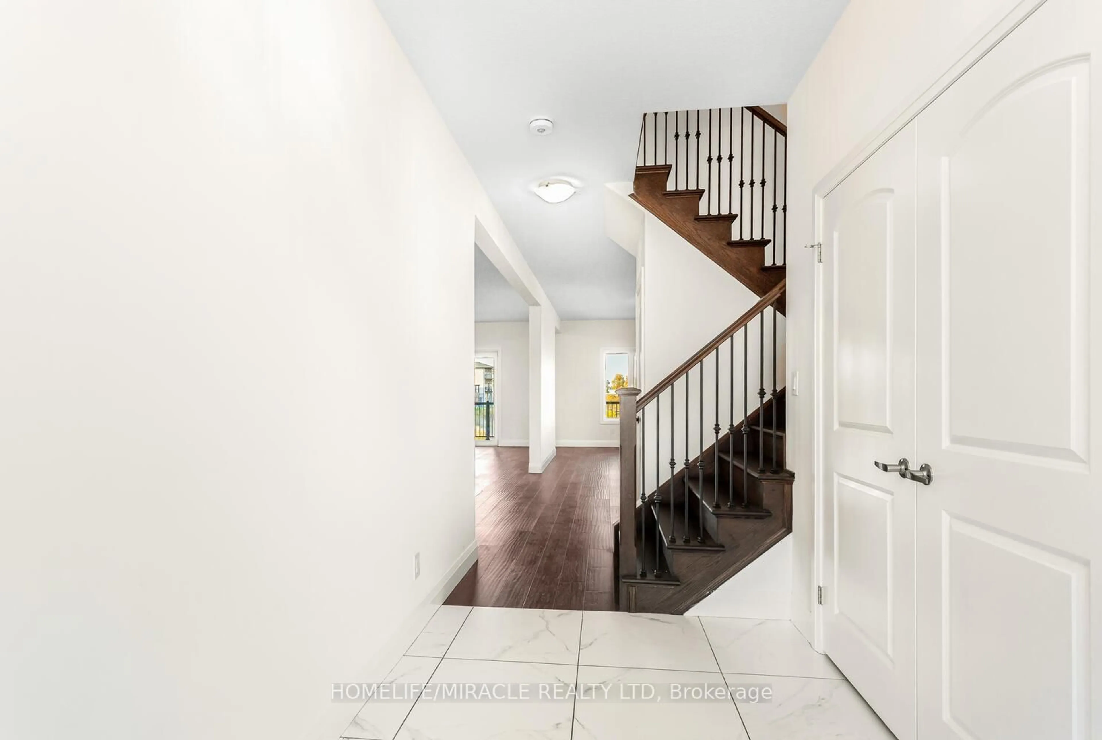 Indoor foyer for 80 Grandville Circ, Brant Ontario N3L 0J5