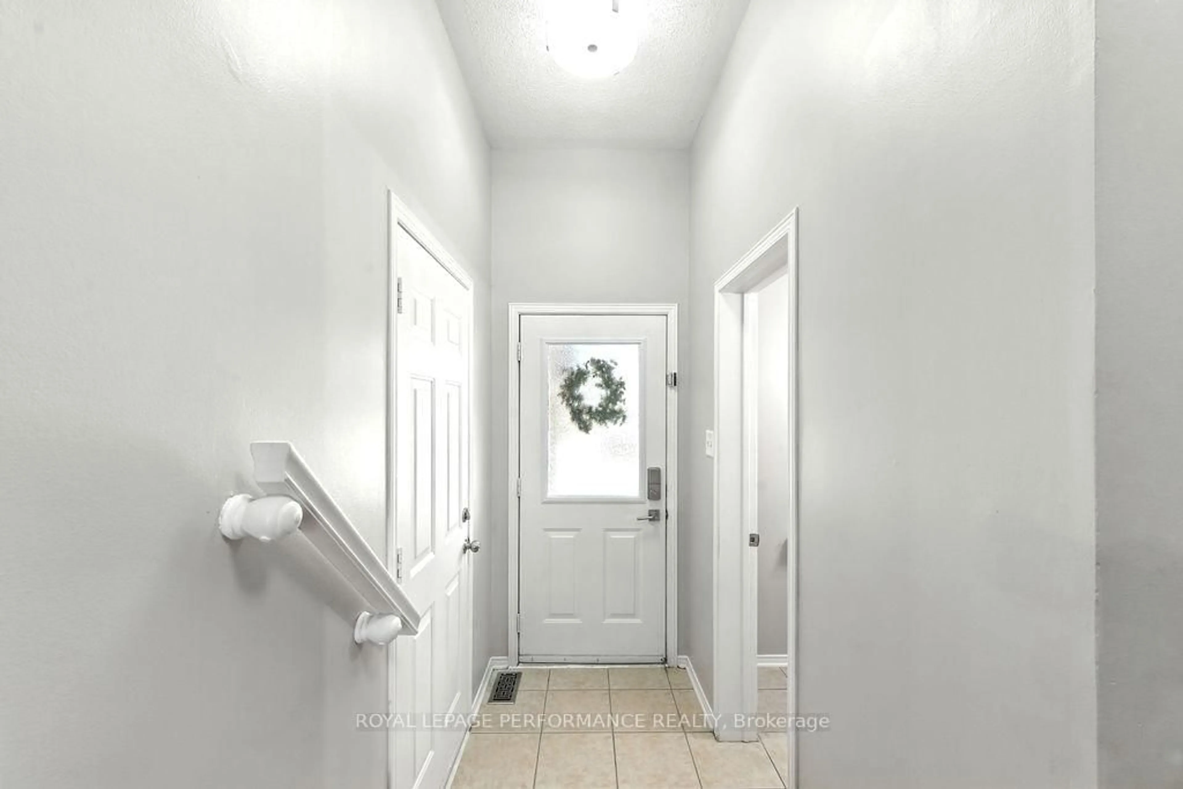 Indoor entryway for 1649 Greywood Dr, Ottawa Ontario K1C 7L9