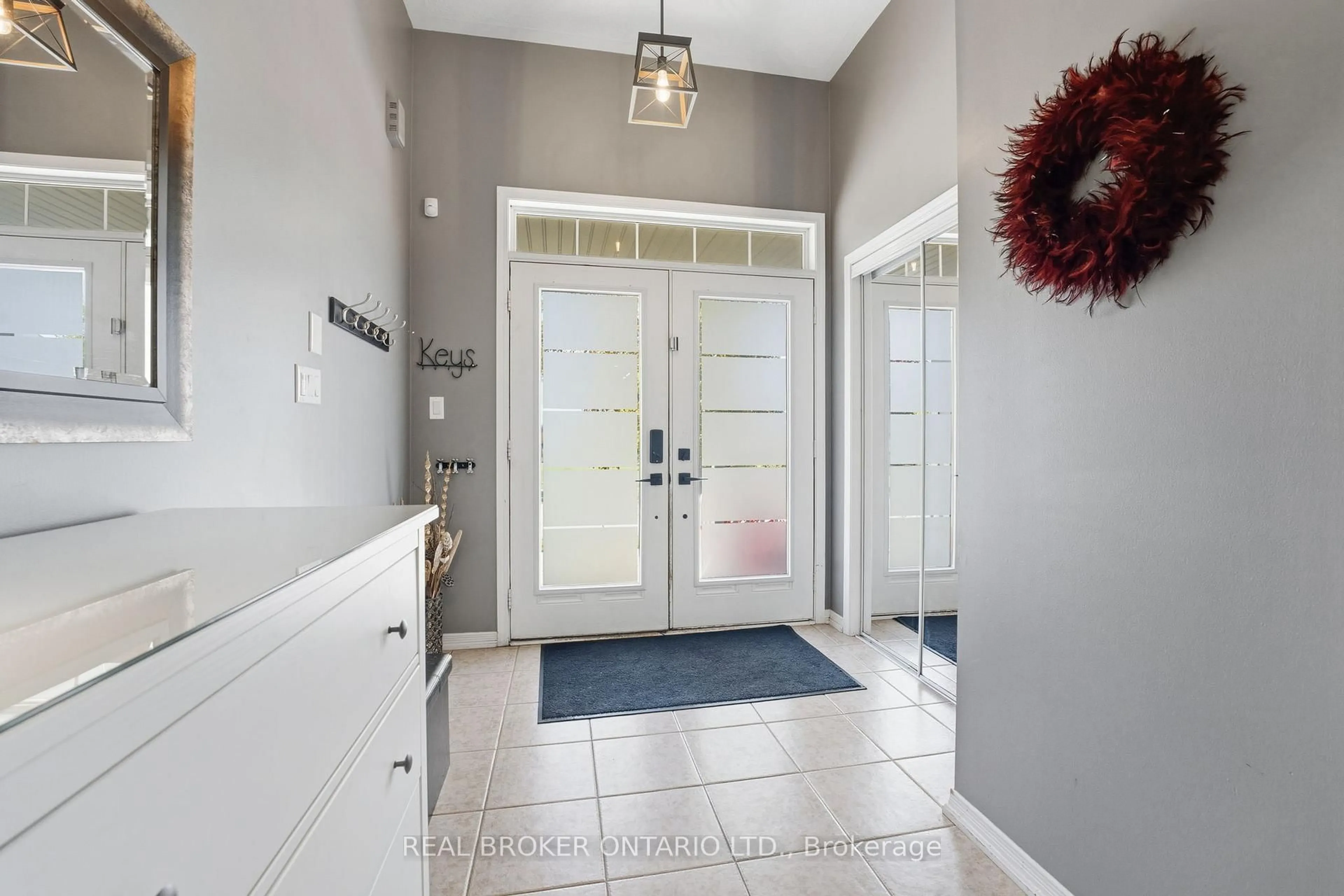 Indoor entryway for 25 Merritt Lane, Brantford Ontario N3T 0E9