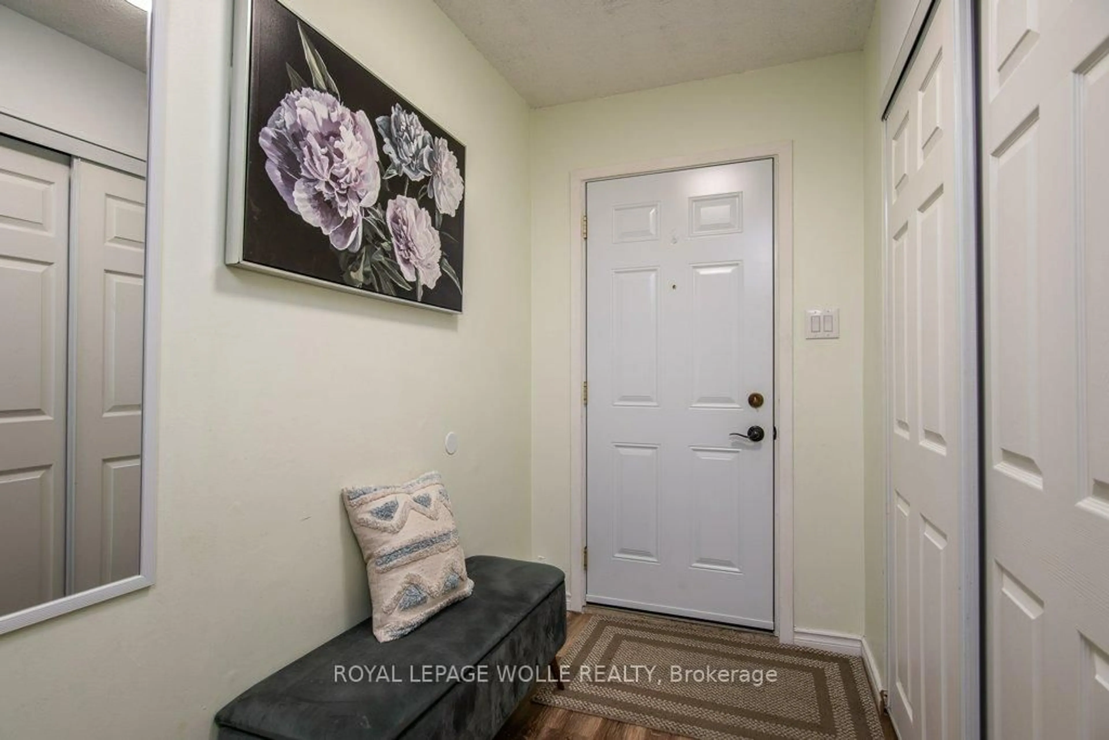 Indoor entryway for 634 Strasburg Rd #3, Kitchener Ontario N2E 2G8