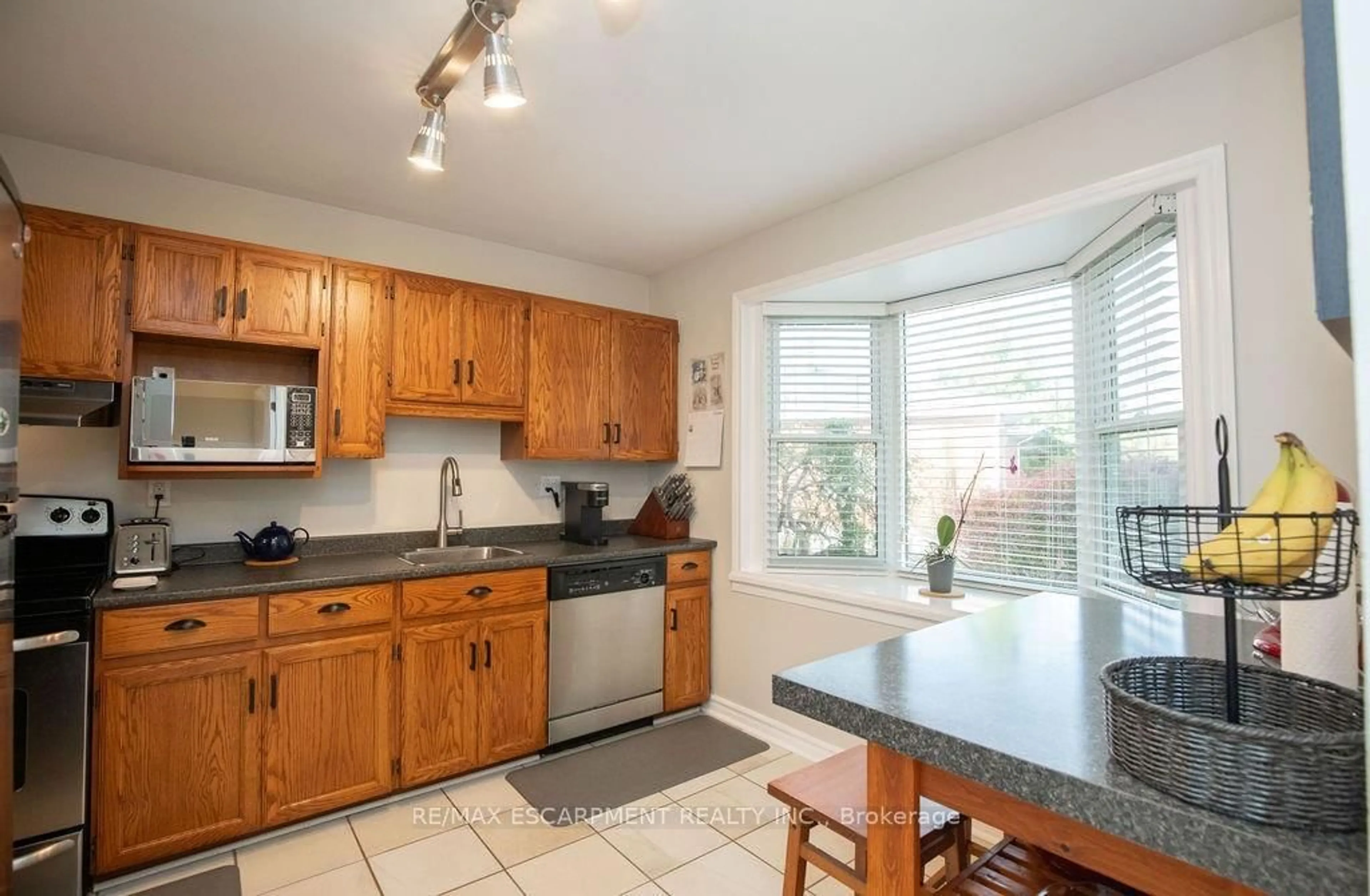 Standard kitchen, ceramic/tile floor for 138 Victor Blvd, Hamilton Ontario L9A 2V4