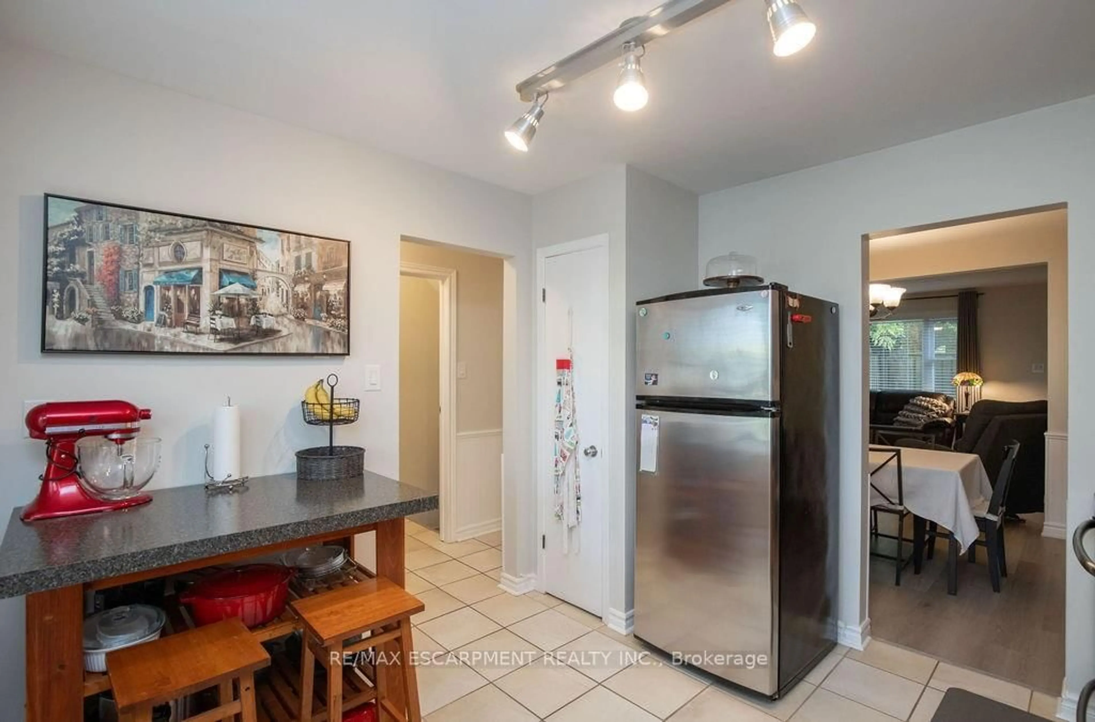Standard kitchen, ceramic/tile floor for 138 Victor Blvd, Hamilton Ontario L9A 2V4