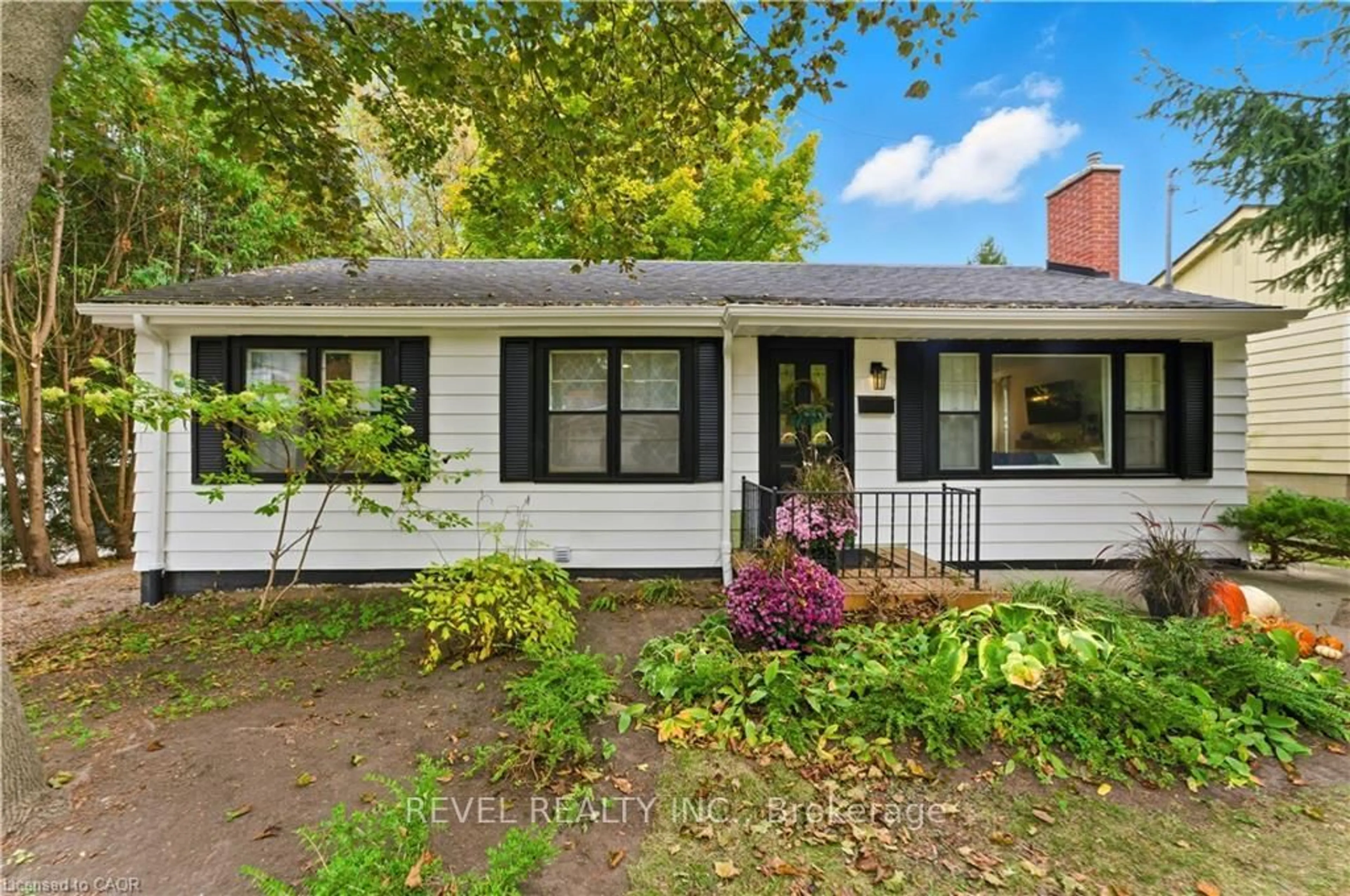 Home with vinyl exterior material, street for 31 Academy St, Hamilton Ontario L9G 2X8