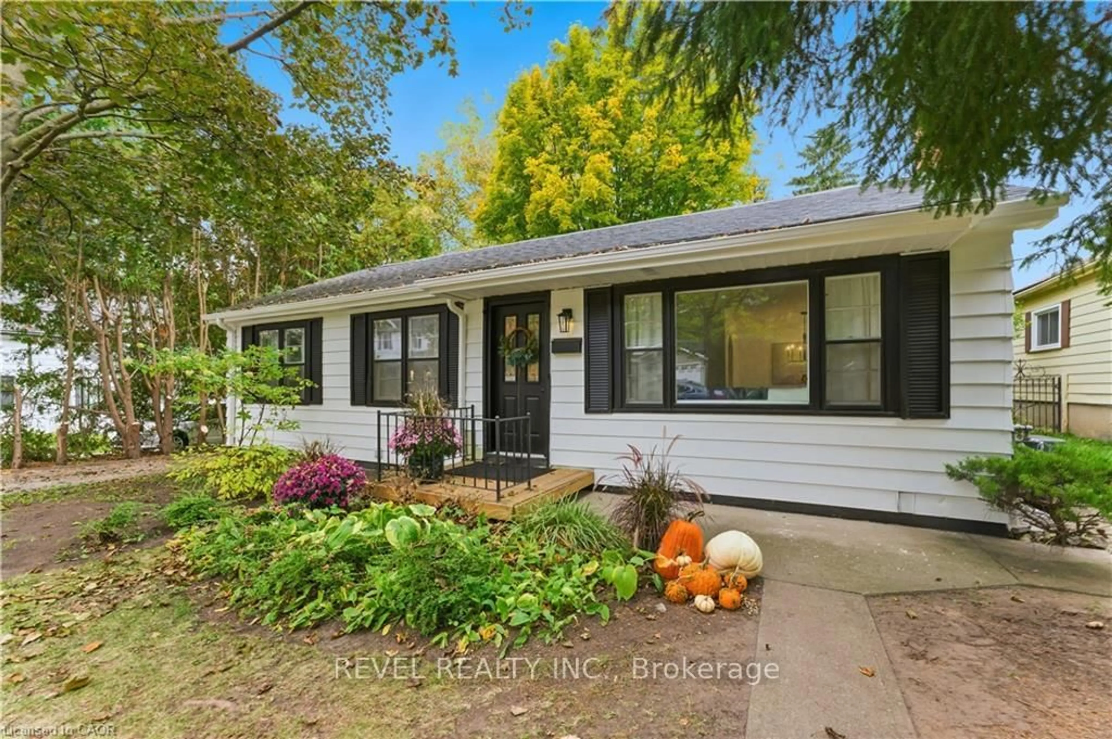 Home with vinyl exterior material, street for 31 Academy St, Hamilton Ontario L9G 2X8
