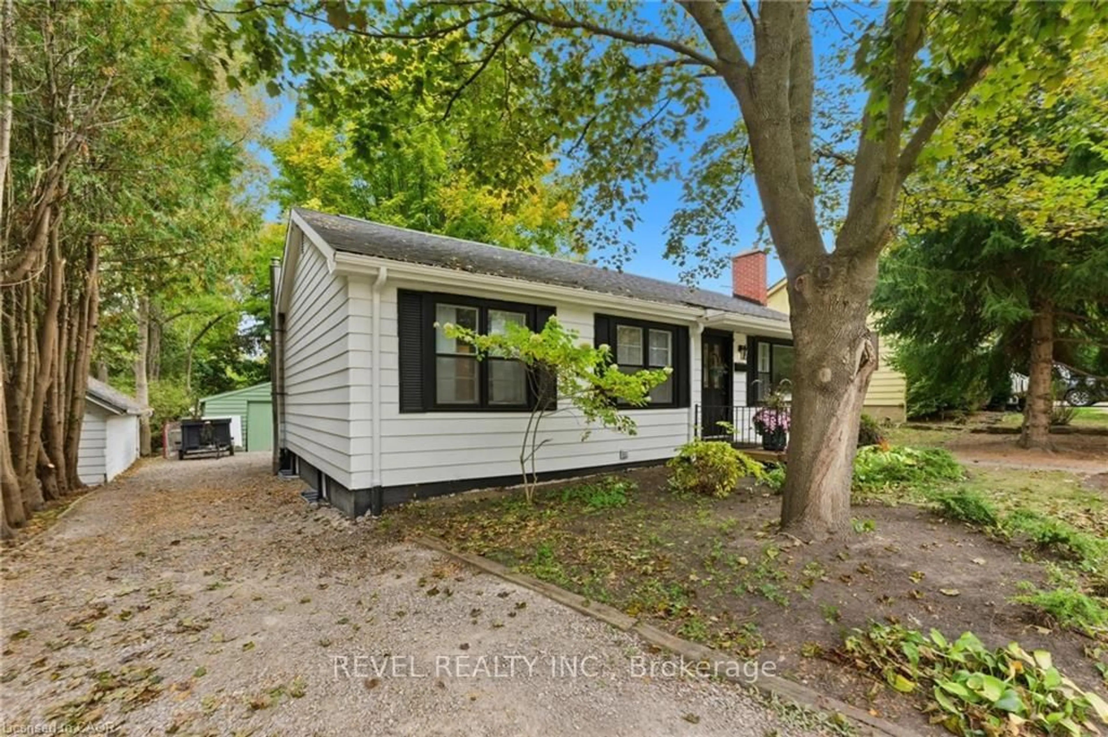 Home with vinyl exterior material, street for 31 Academy St, Hamilton Ontario L9G 2X8