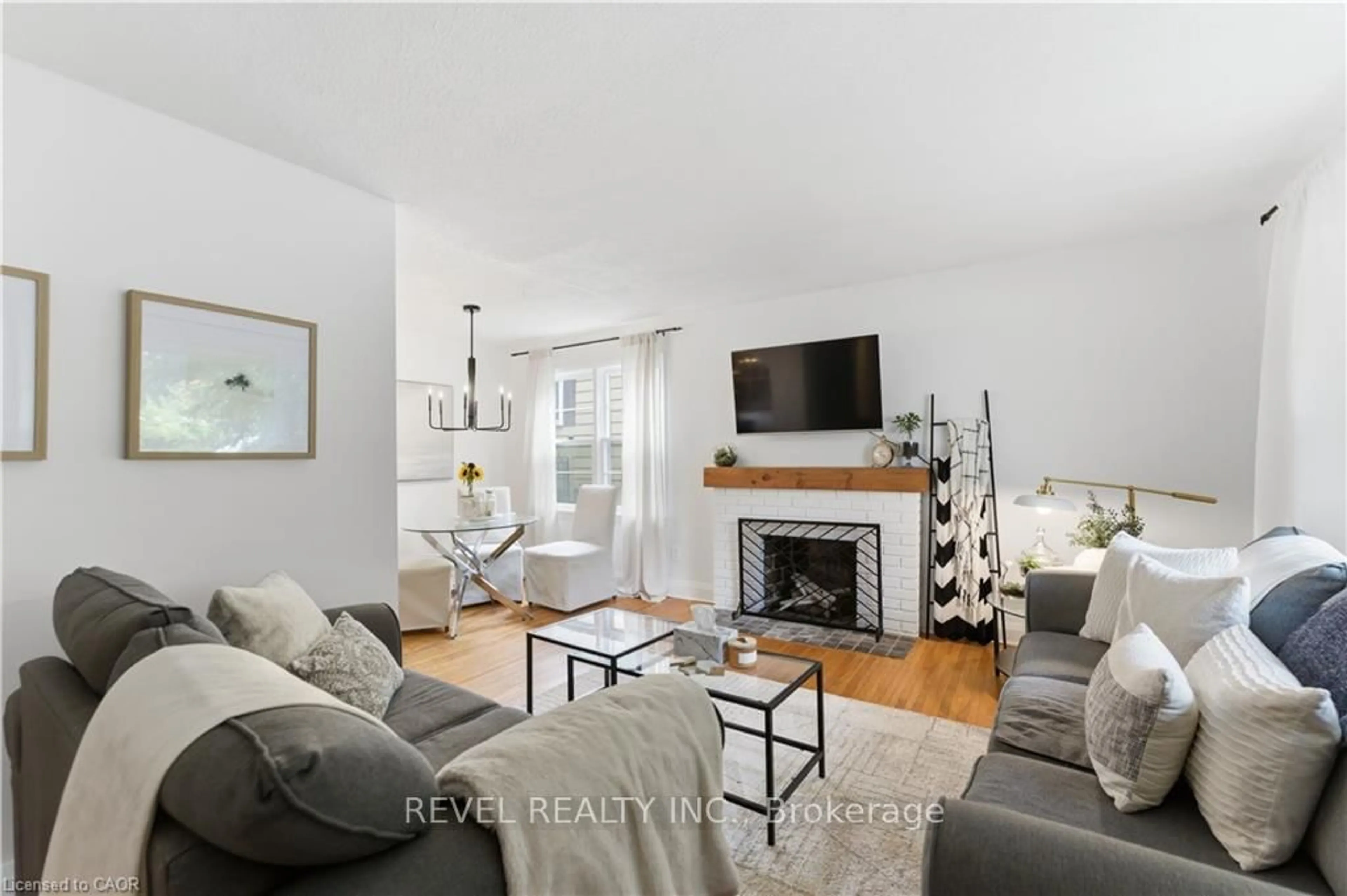 Living room with furniture, unknown for 31 Academy St, Hamilton Ontario L9G 2X8