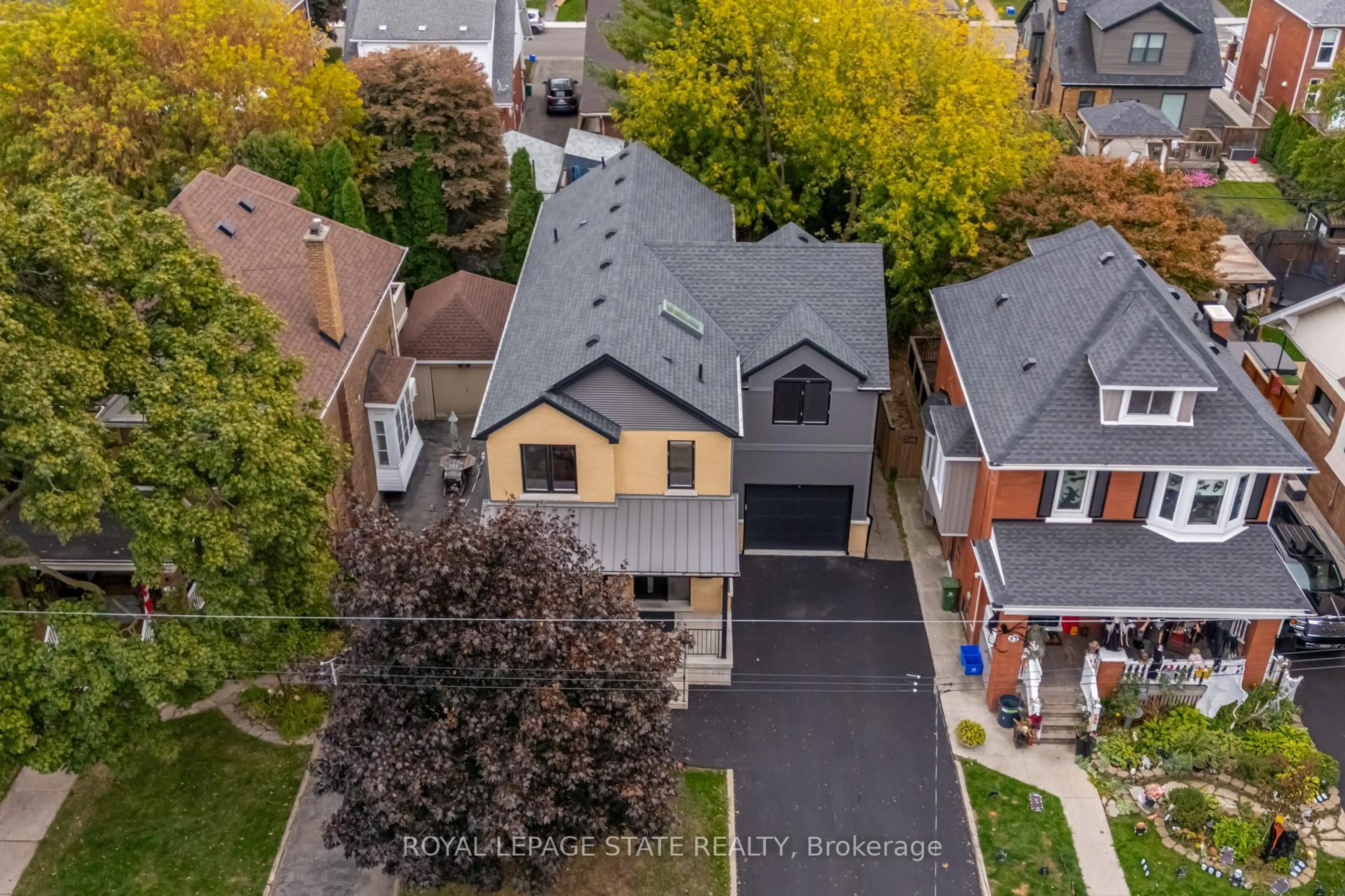 A pic from outside/outdoor area/front of a property/back of a property/a pic from drone, street for 79 Kensington Ave, Hamilton Ontario L8M 3H1