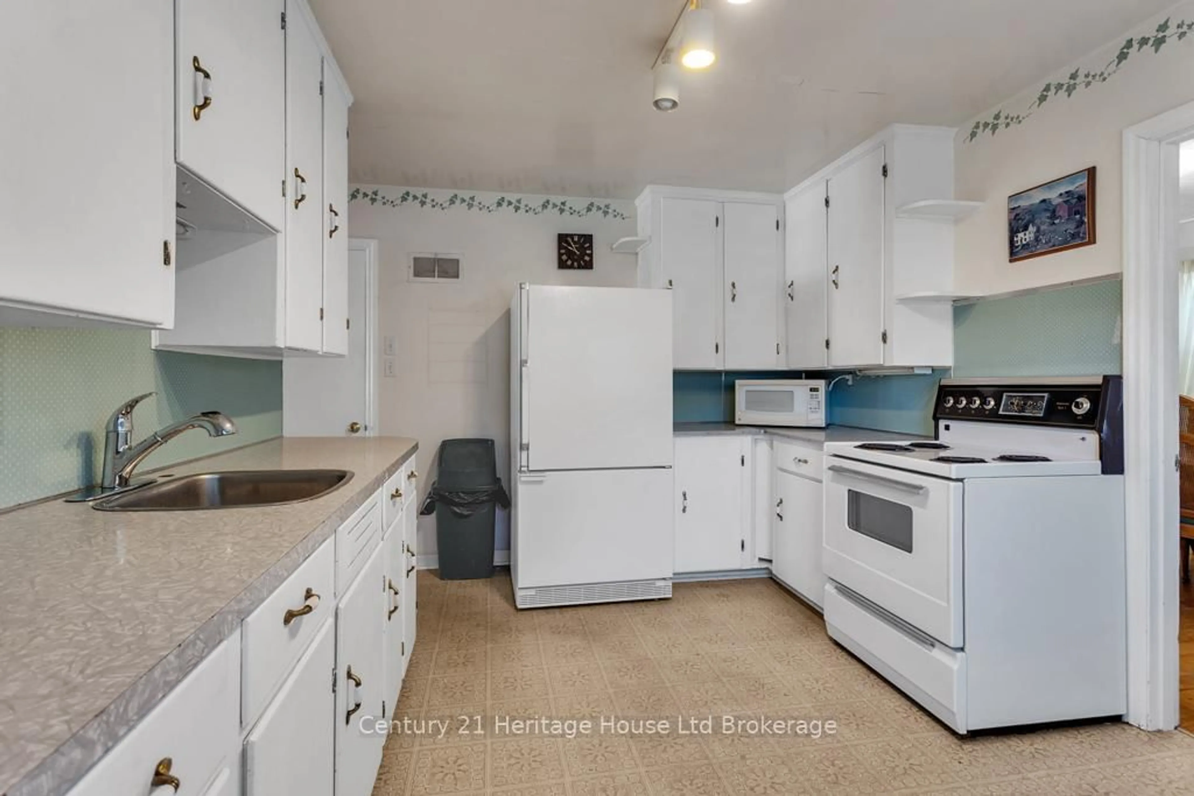 Standard kitchen, ceramic/tile floor for 10 Parkside Dr, Tillsonburg Ontario N4G 3Z9