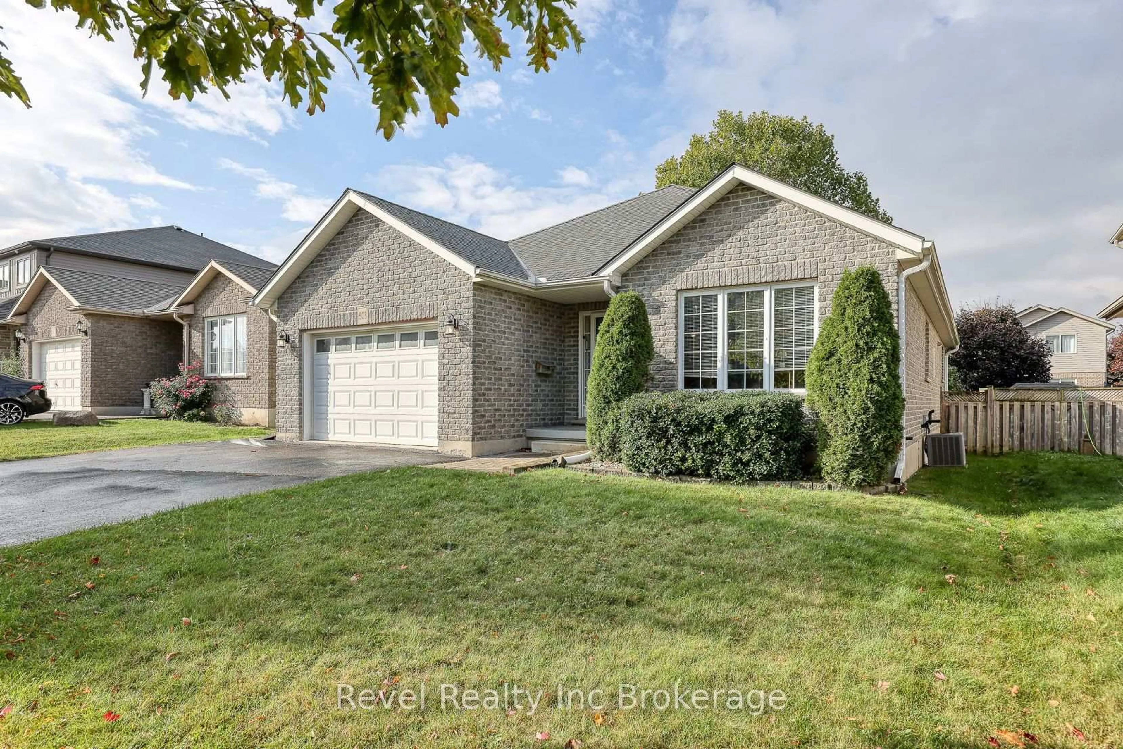 Home with brick exterior material, street for 803 Stonegate Dr, Woodstock Ontario N4V 1H6