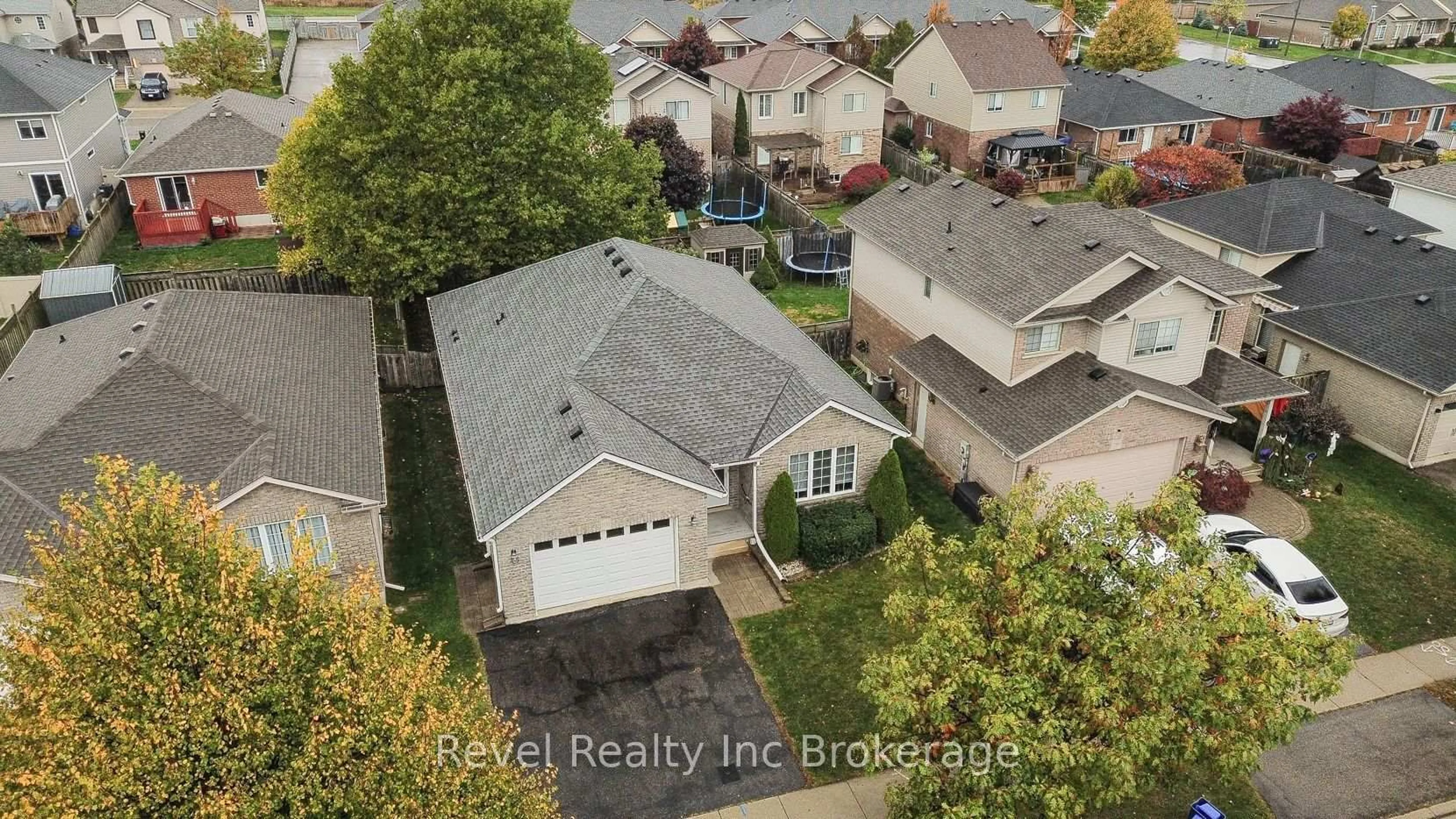 A pic from outside/outdoor area/front of a property/back of a property/a pic from drone, street for 803 Stonegate Dr, Woodstock Ontario N4V 1H6