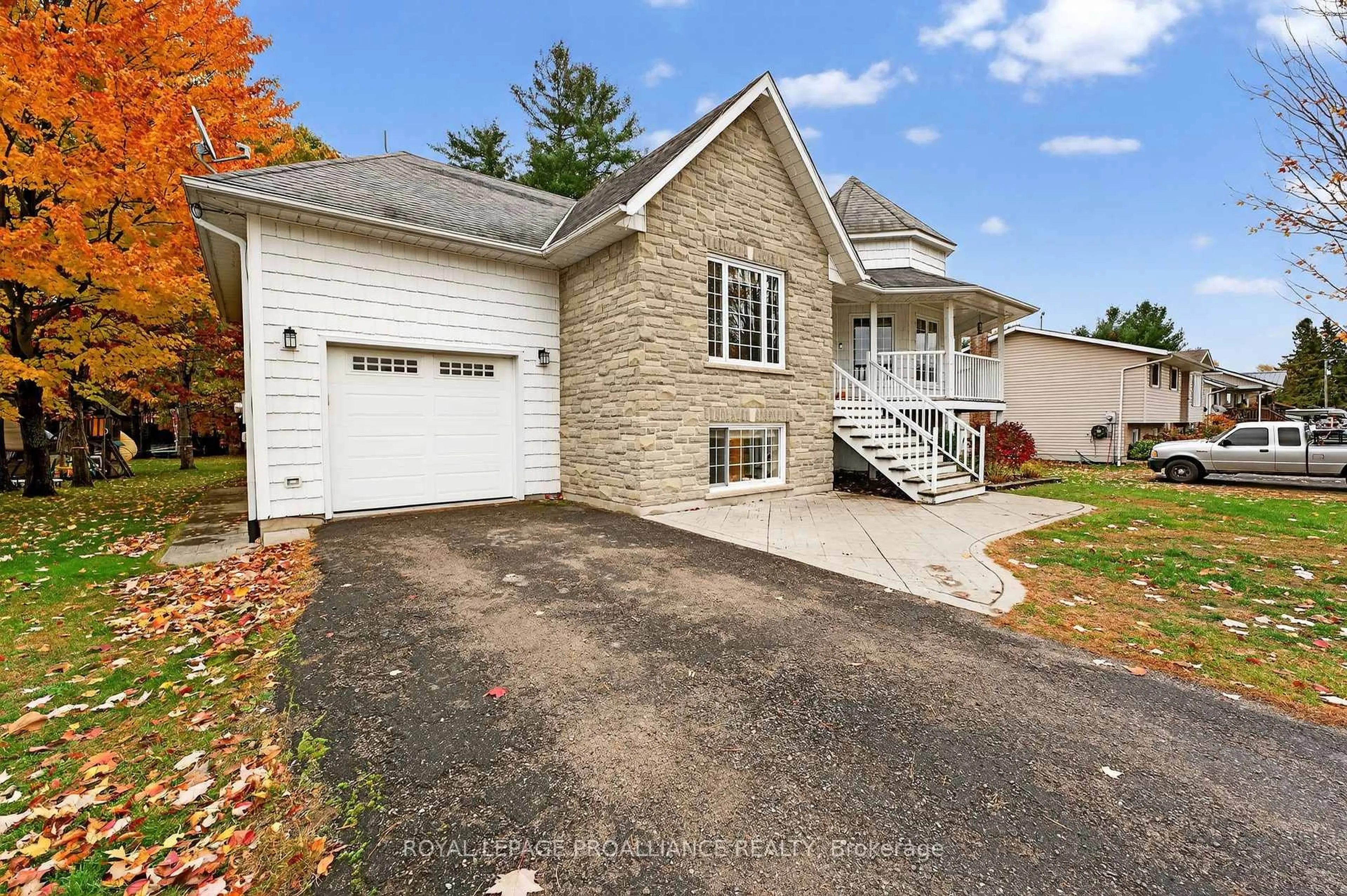 Home with vinyl exterior material, street for 40 Charles Crt, Tweed Ontario K0K 3J0