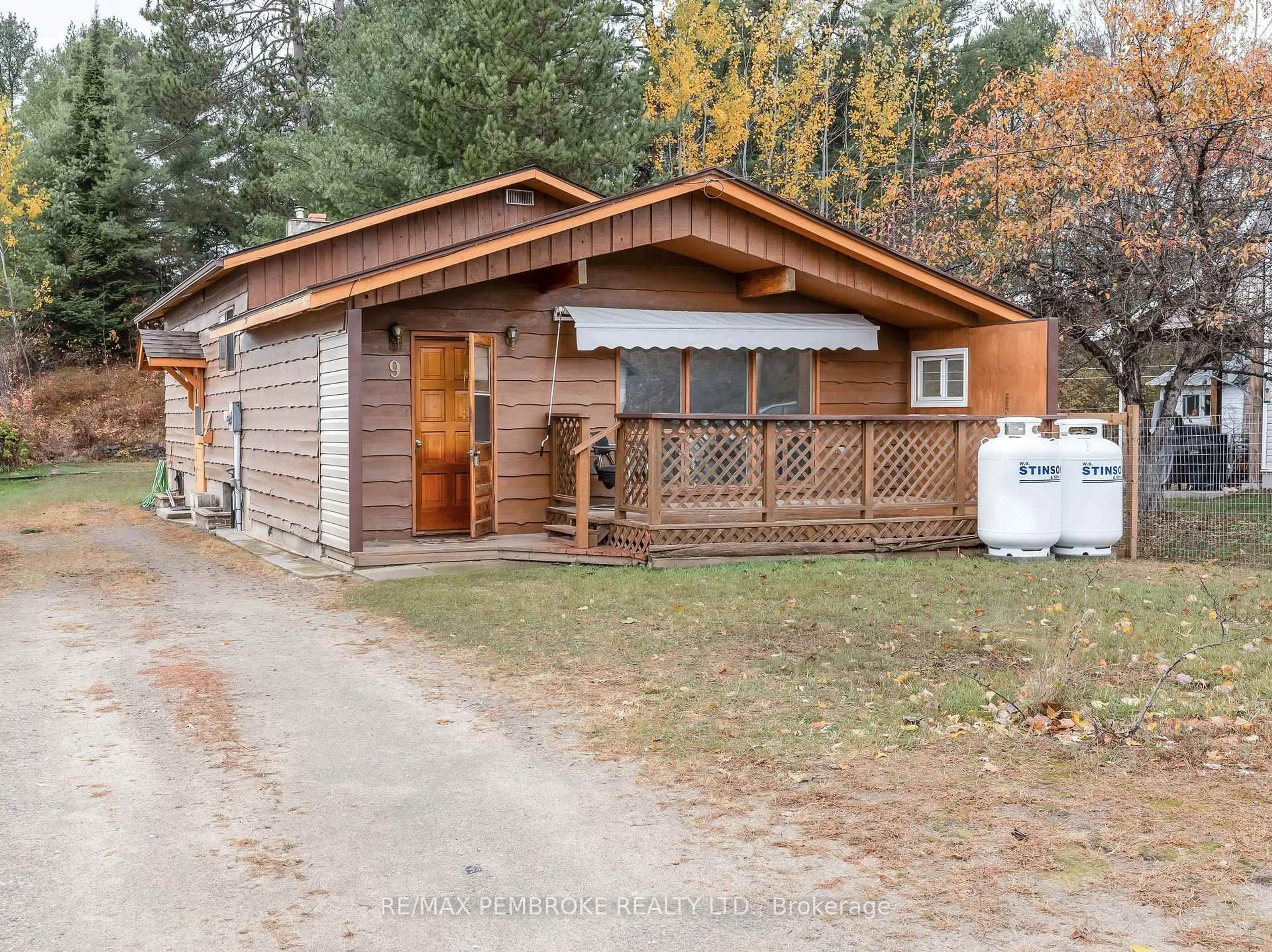 Unknown for 9 Peter St, Chalk River Ontario K0J 1J0