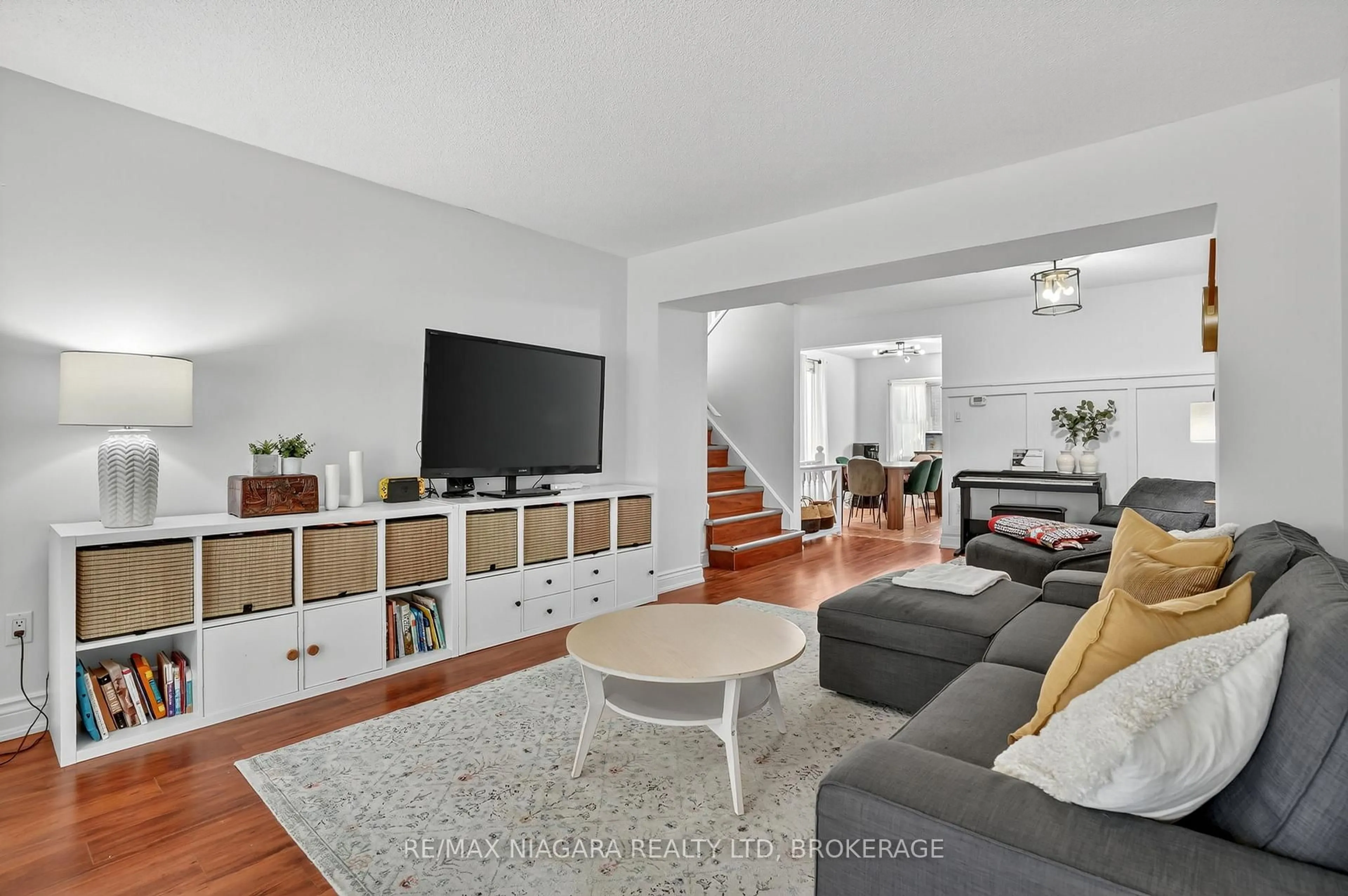 Living room with furniture, unknown for 29 BAXTER Cres, Thorold Ontario L2Z 4S1