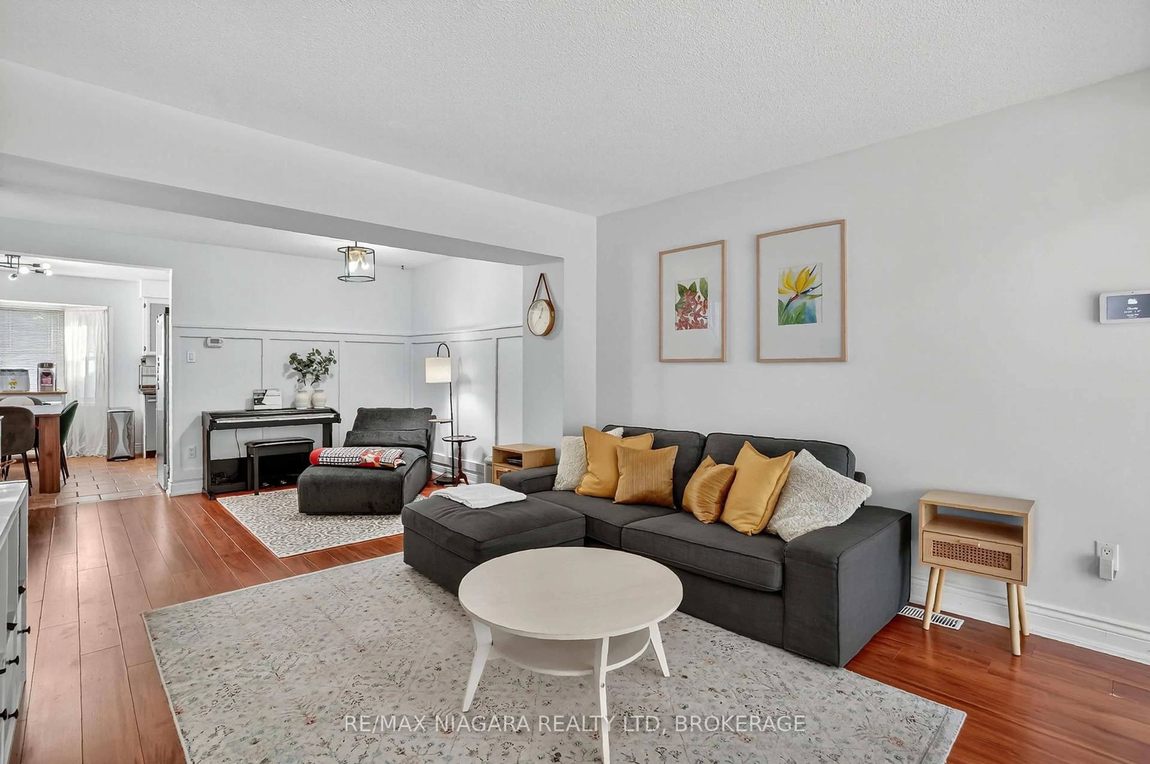 Living room with furniture, unknown for 29 BAXTER Cres, Thorold Ontario L2Z 4S1