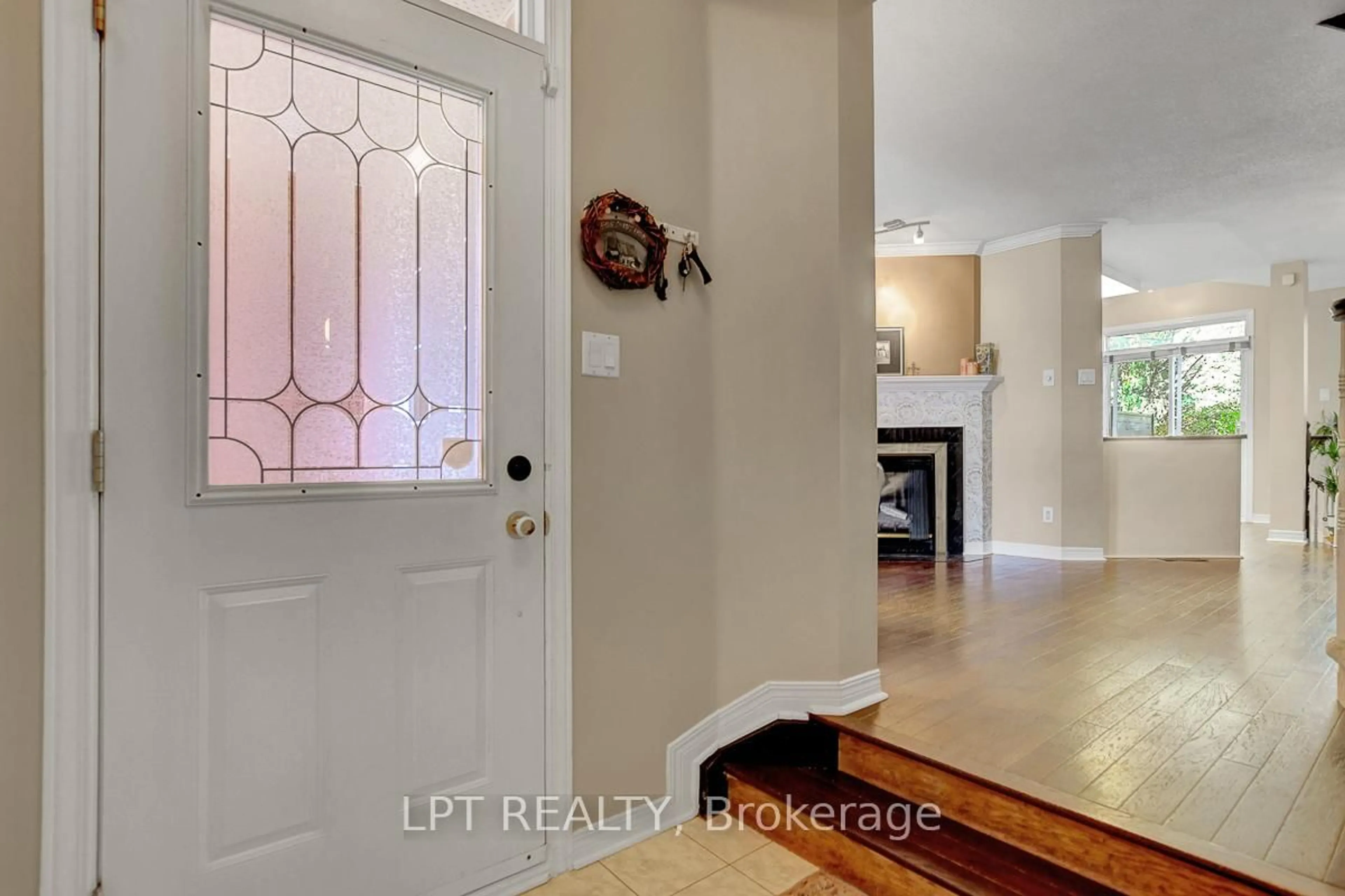 Indoor entryway for 204 Forestglade Cres, Ottawa Ontario K1G 6A7