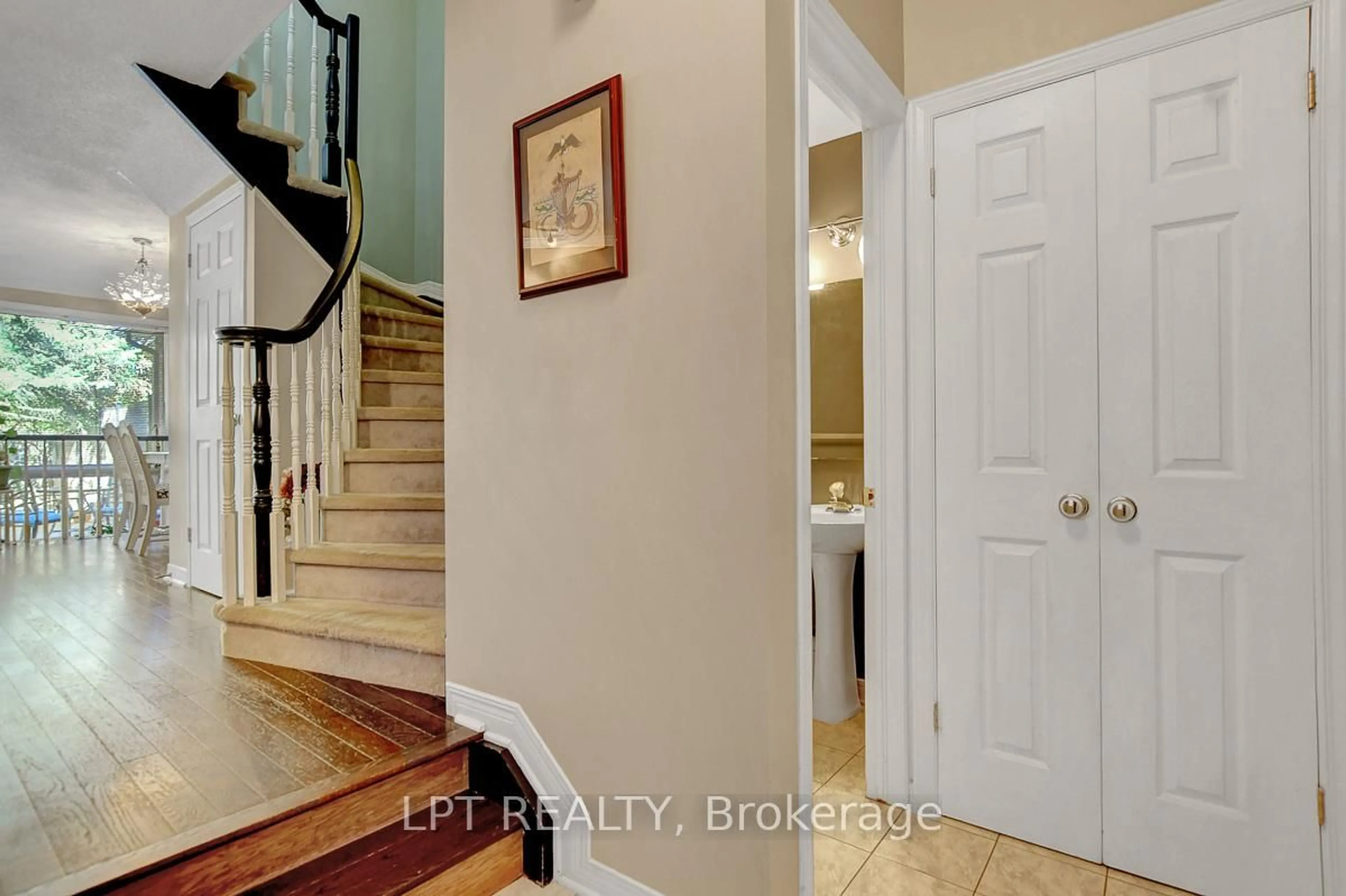 Indoor entryway for 204 Forestglade Cres, Ottawa Ontario K1G 6A7