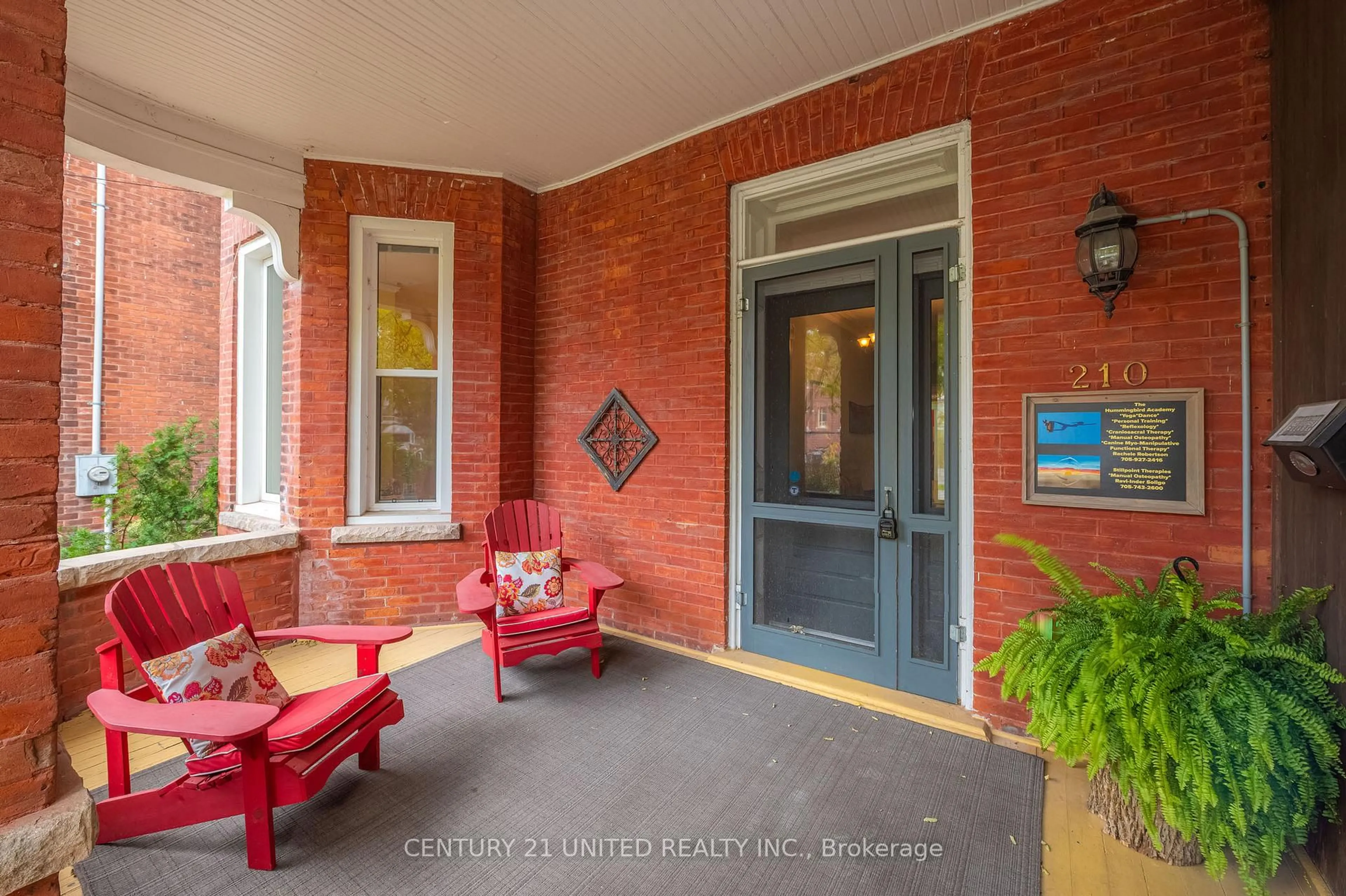 Indoor entryway for 210 Mcdonnel St, Peterborough Ontario K9H 2V9