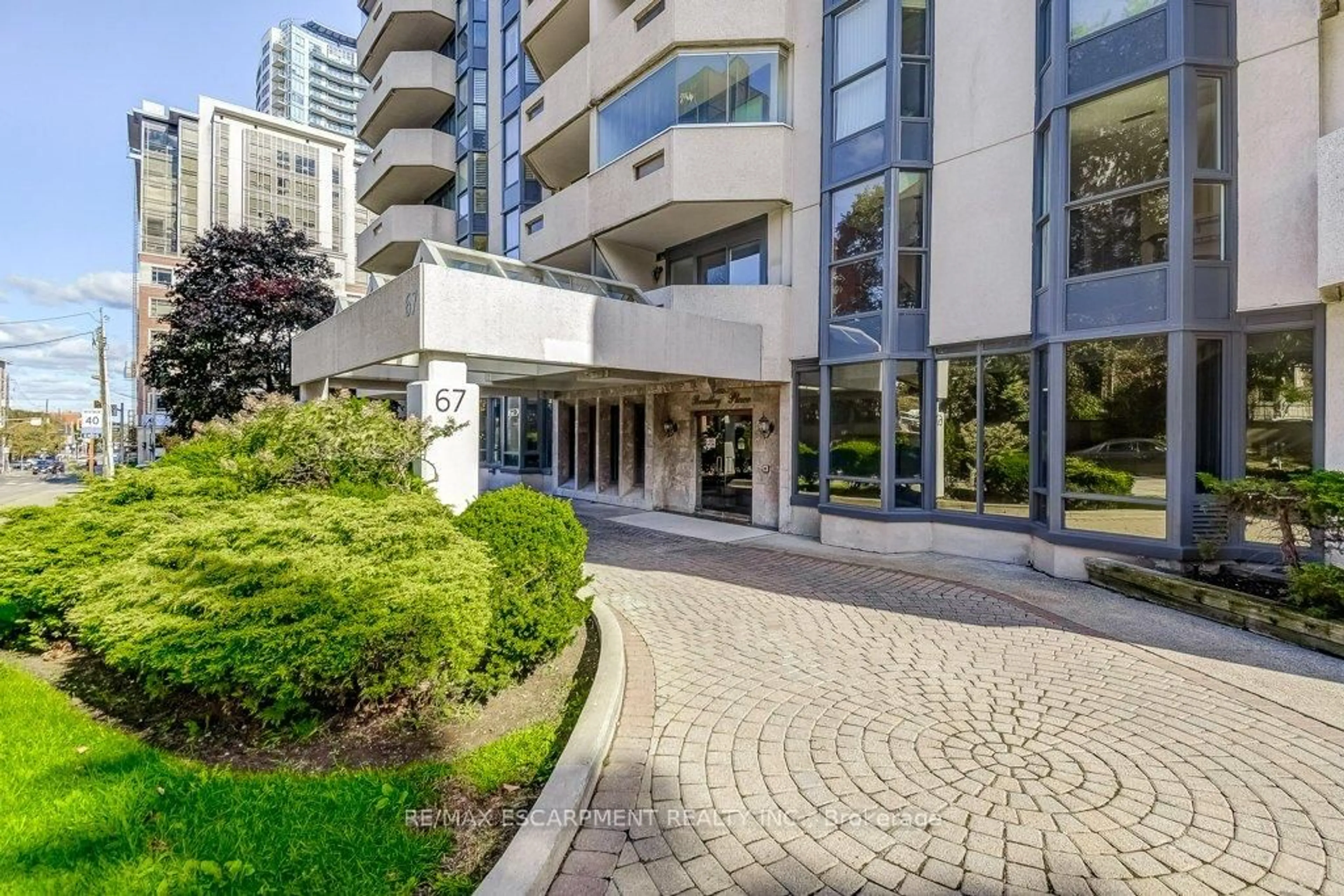 Indoor foyer for 67 CAROLINE St #9D, Hamilton Ontario L8P 3K8