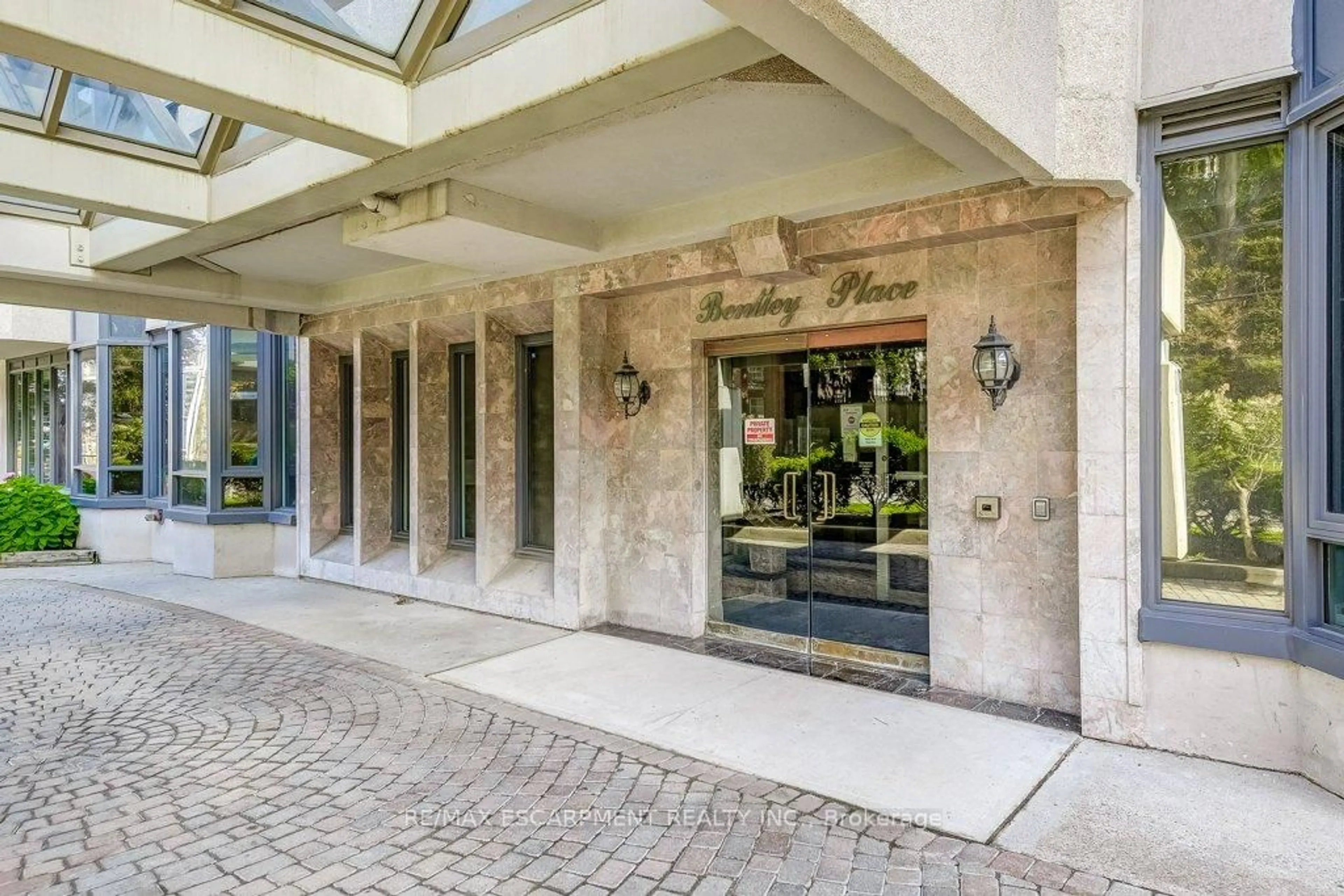 Indoor foyer for 67 CAROLINE St #9D, Hamilton Ontario L8P 3K8