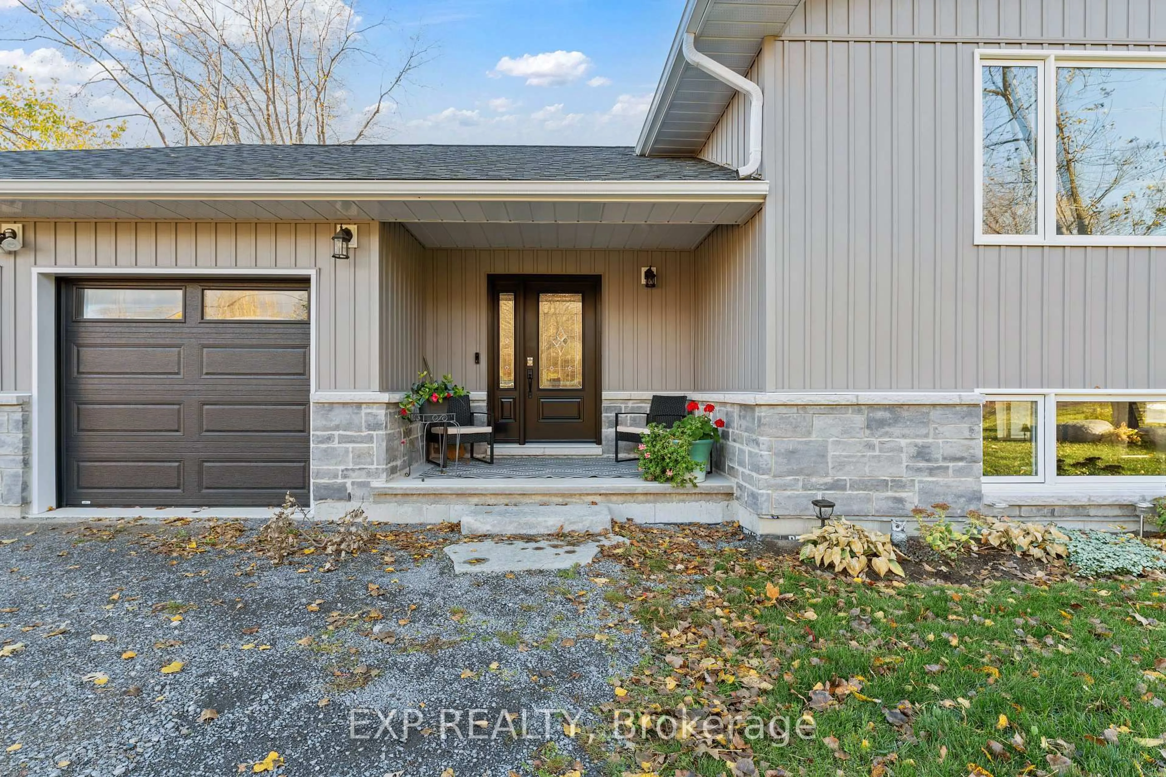 Indoor entryway for 167 Bernard Long Rd, Quinte West Ontario K8V 5P6