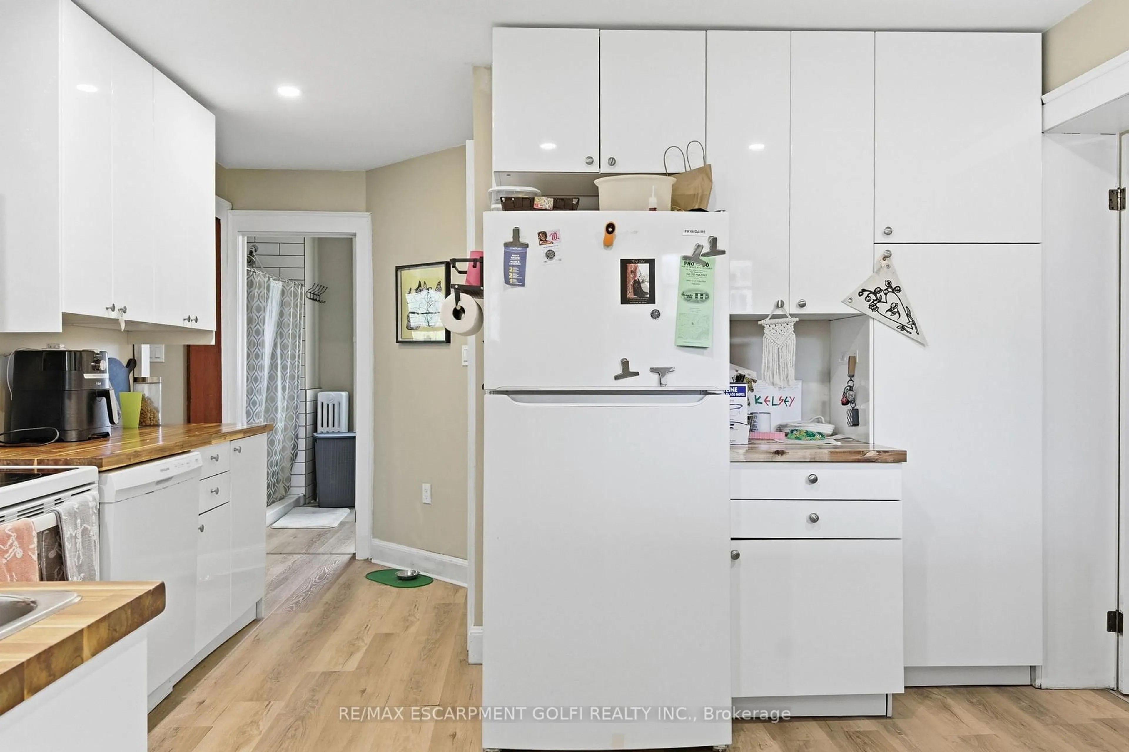 Standard kitchen, unknown for 180 Ontario St, St. Catharines Ontario L2R 5K9