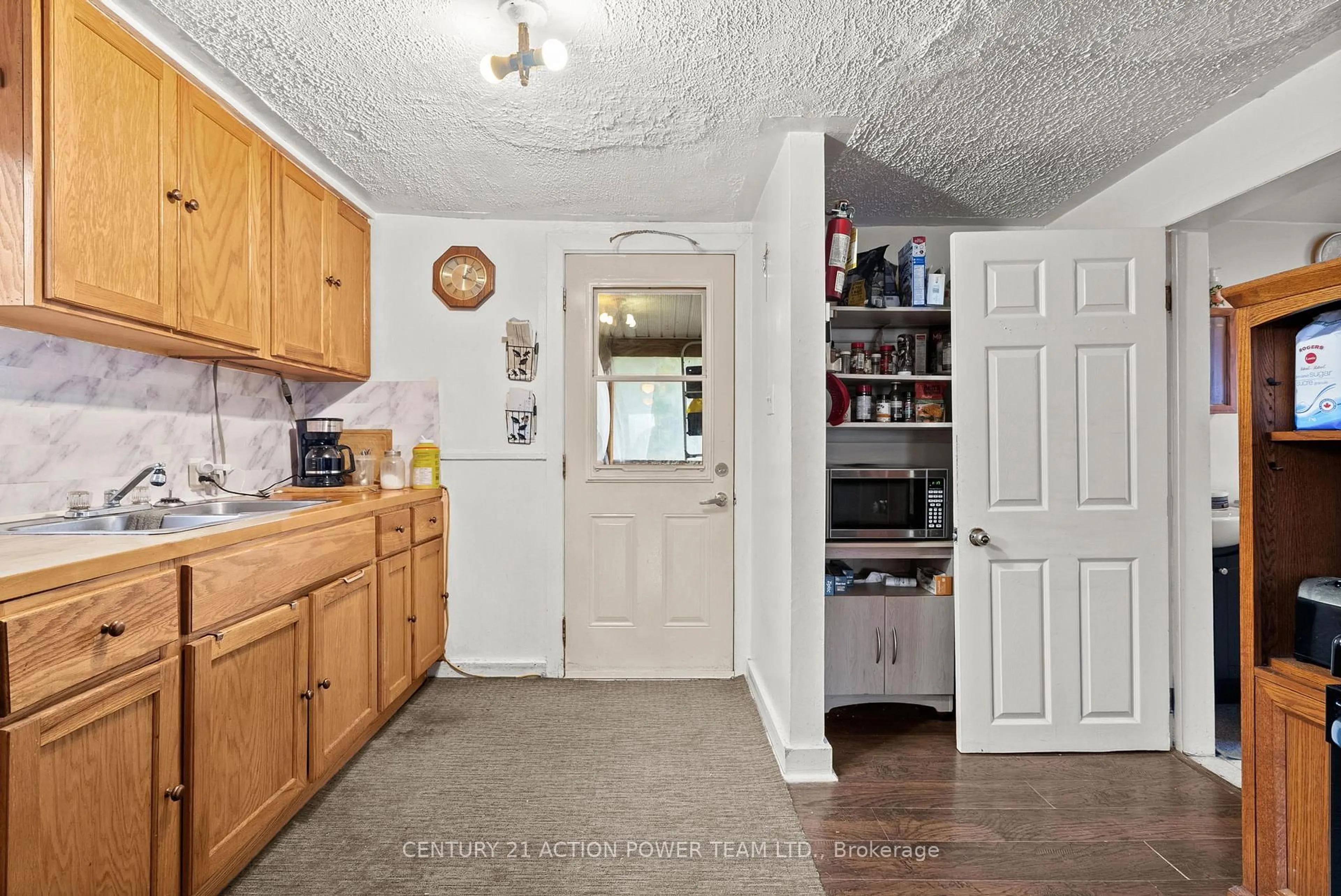 Standard kitchen, unknown for 331 Seventh St, Cornwall Ontario K6H 2R8