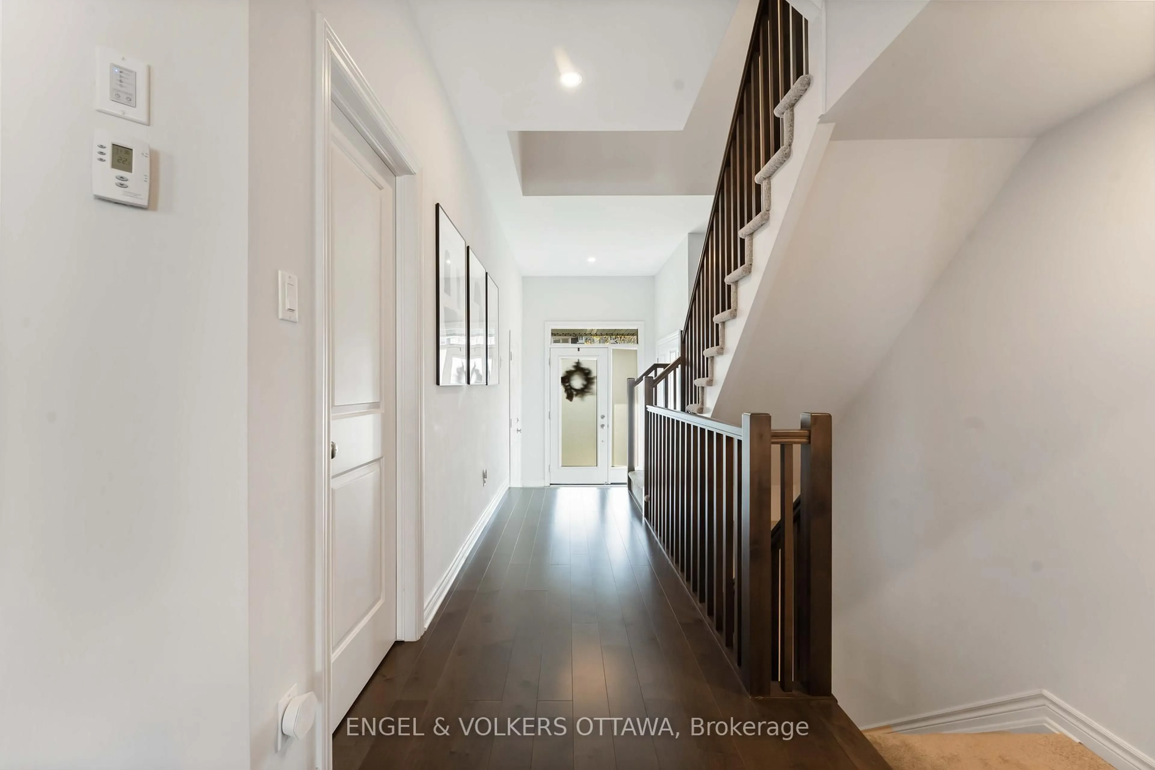 Indoor entryway for 781 Cairn Cres, Ottawa Ontario K1W 0P7