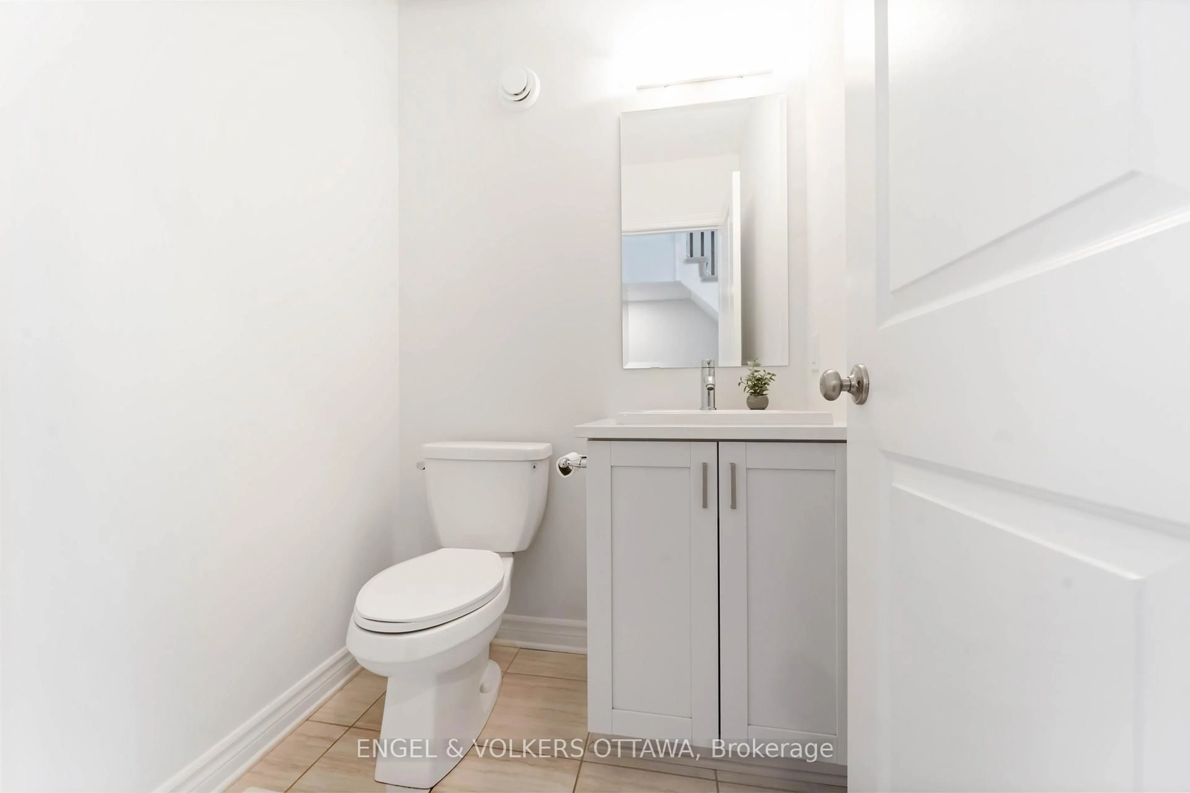 Standard bathroom, unknown for 781 Cairn Cres, Ottawa Ontario K1W 0P7
