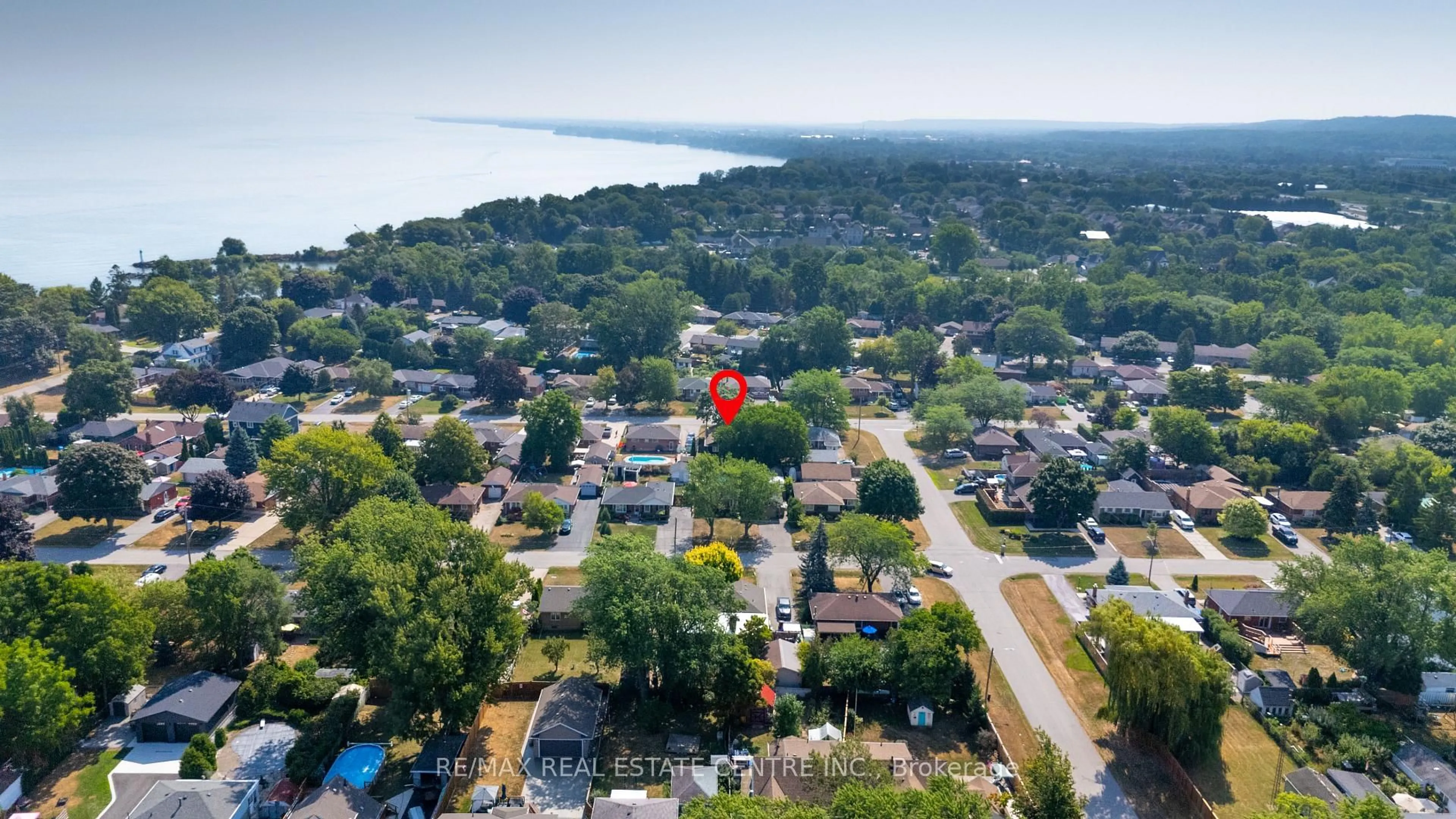 A pic from outside/outdoor area/front of a property/back of a property/a pic from drone, water/lake/river/ocean view for 19 Old Orchard Ave, Grimsby Ontario L3M 3H9