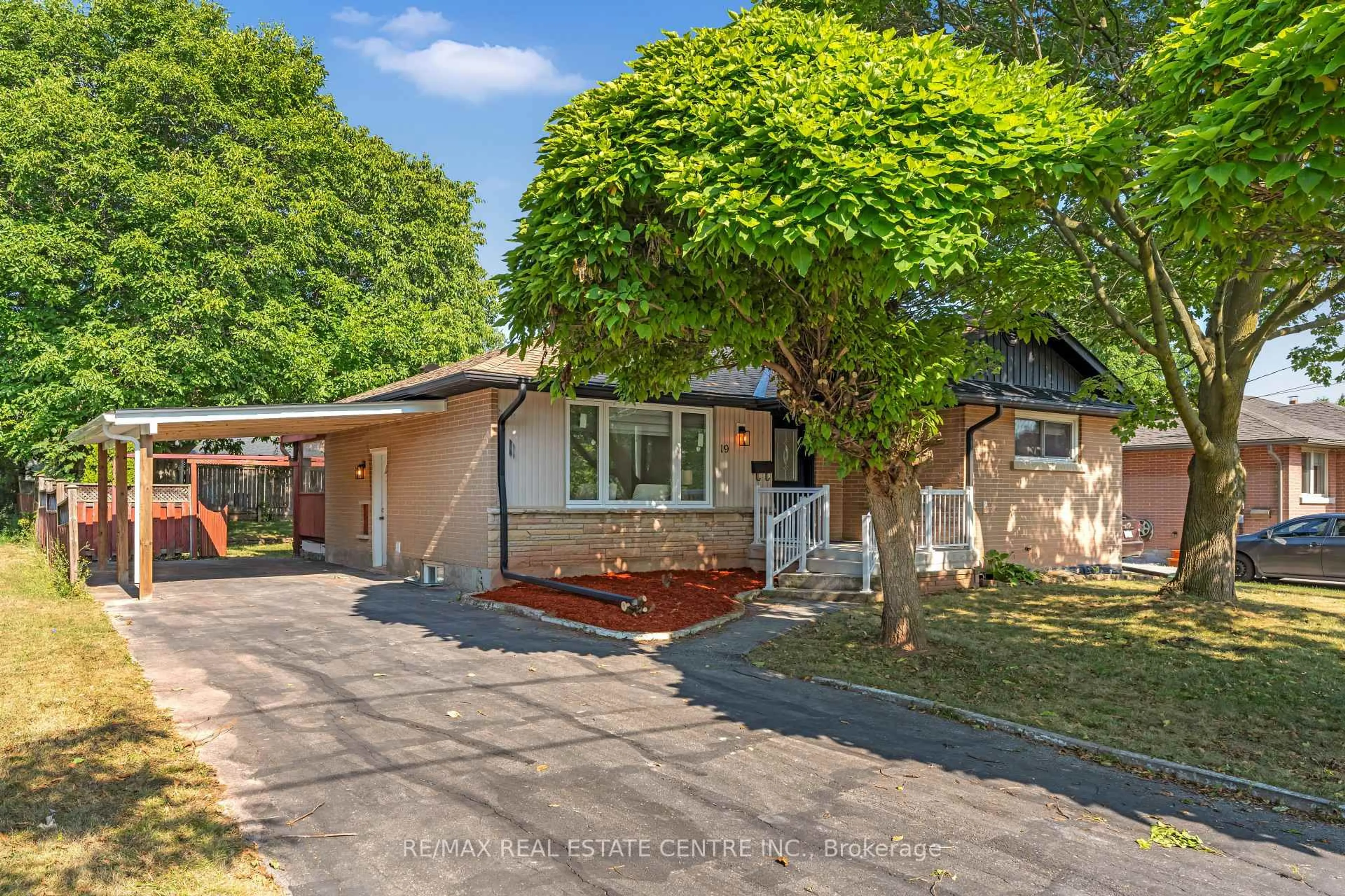 A pic from outside/outdoor area/front of a property/back of a property/a pic from drone, street for 19 Old Orchard Ave, Grimsby Ontario L3M 3H9