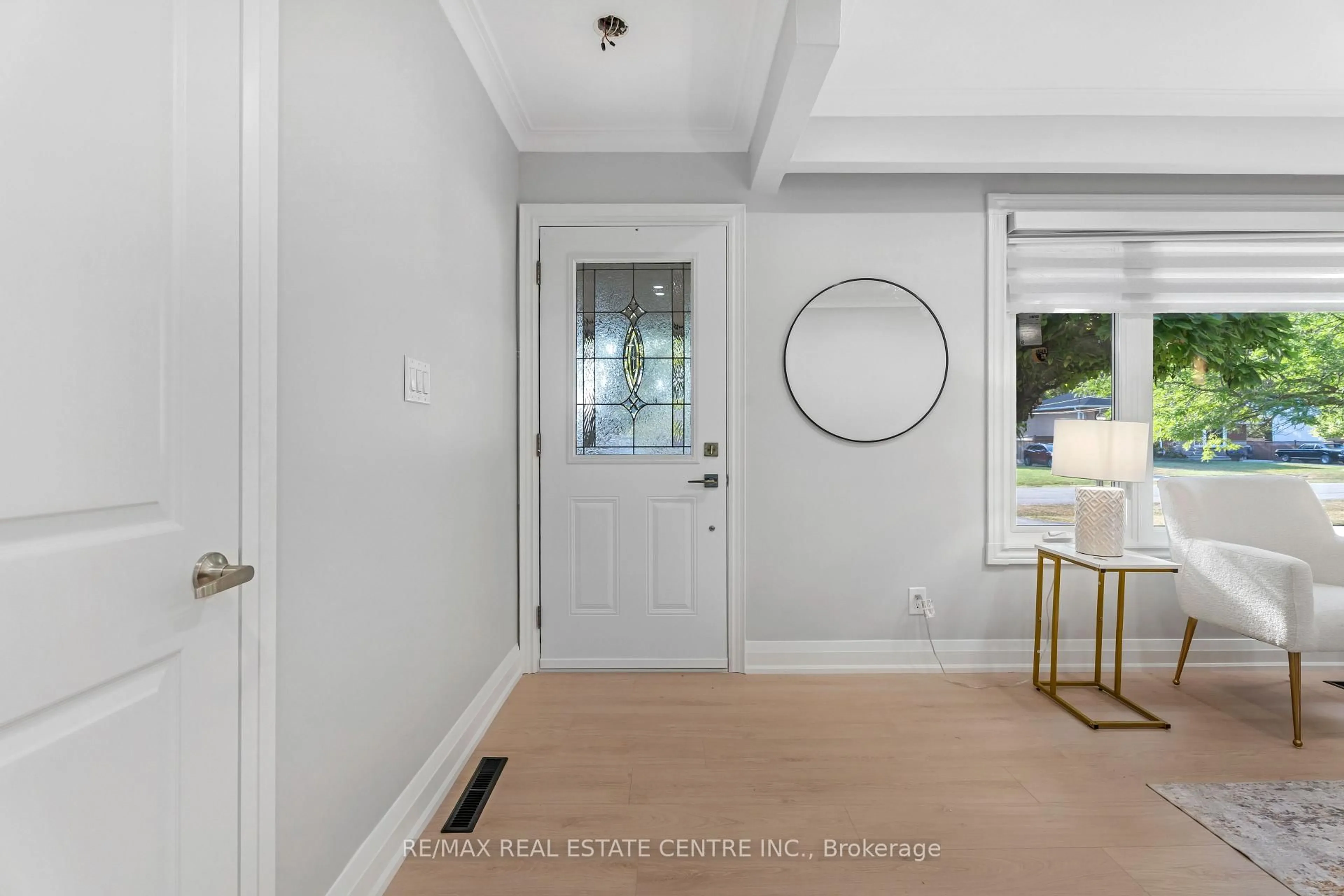 Indoor entryway for 19 Old Orchard Ave, Grimsby Ontario L3M 3H9