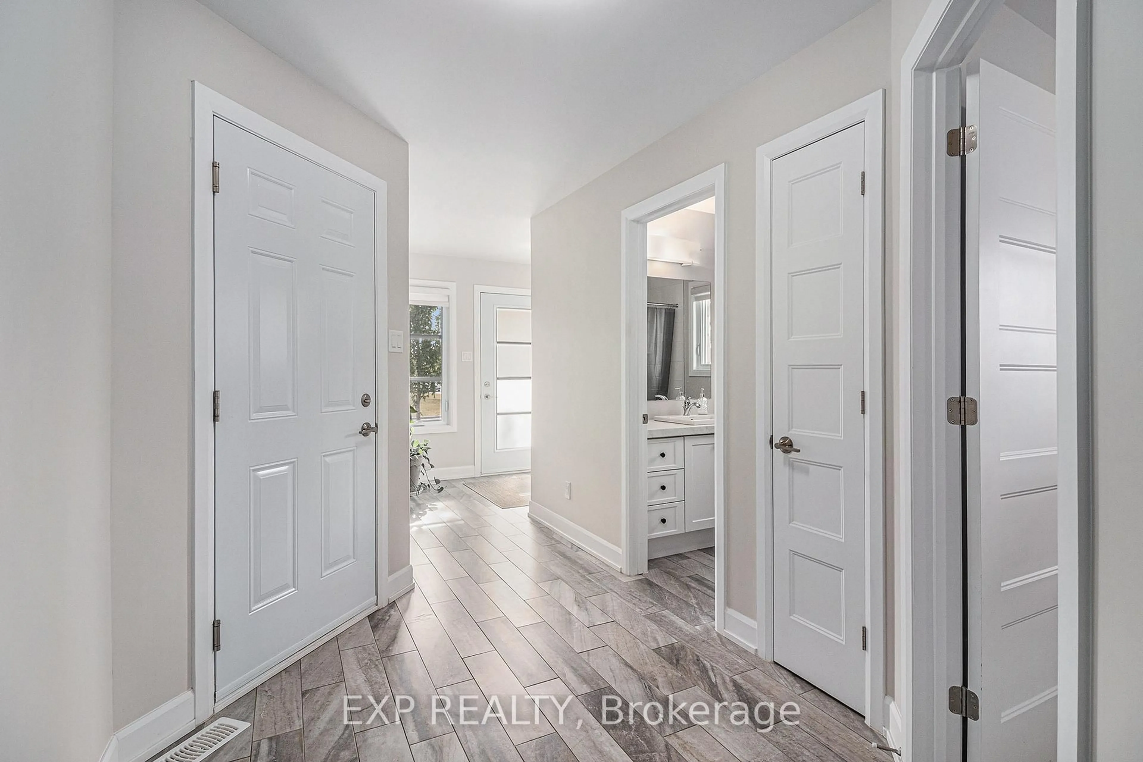 Indoor entryway for 701 Azure St, Russell Ontario K4R 0E5