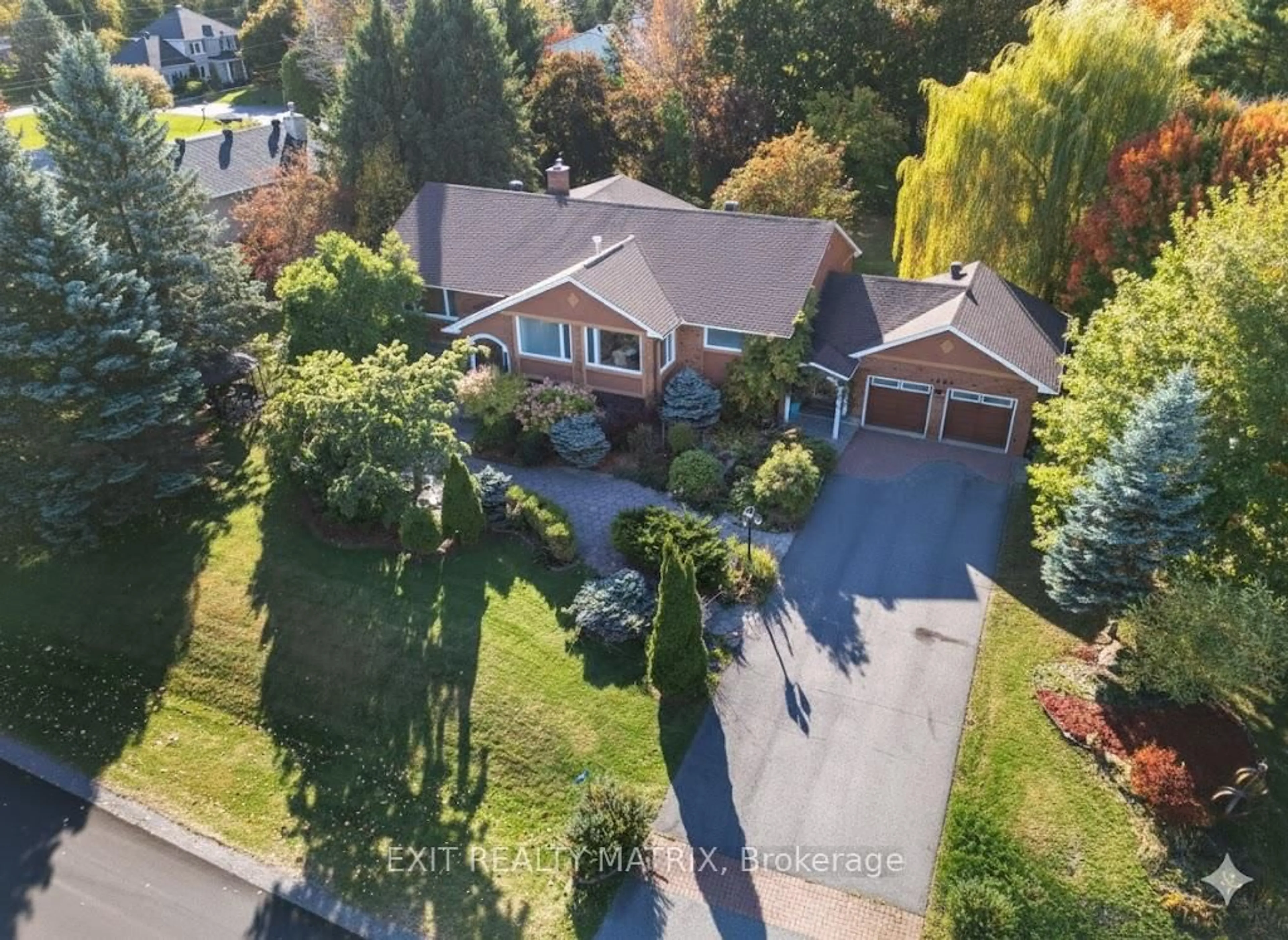 A pic from outside/outdoor area/front of a property/back of a property/a pic from drone, street for 1100 Moffatt Dr, Cumberland Ontario K4C 1B7