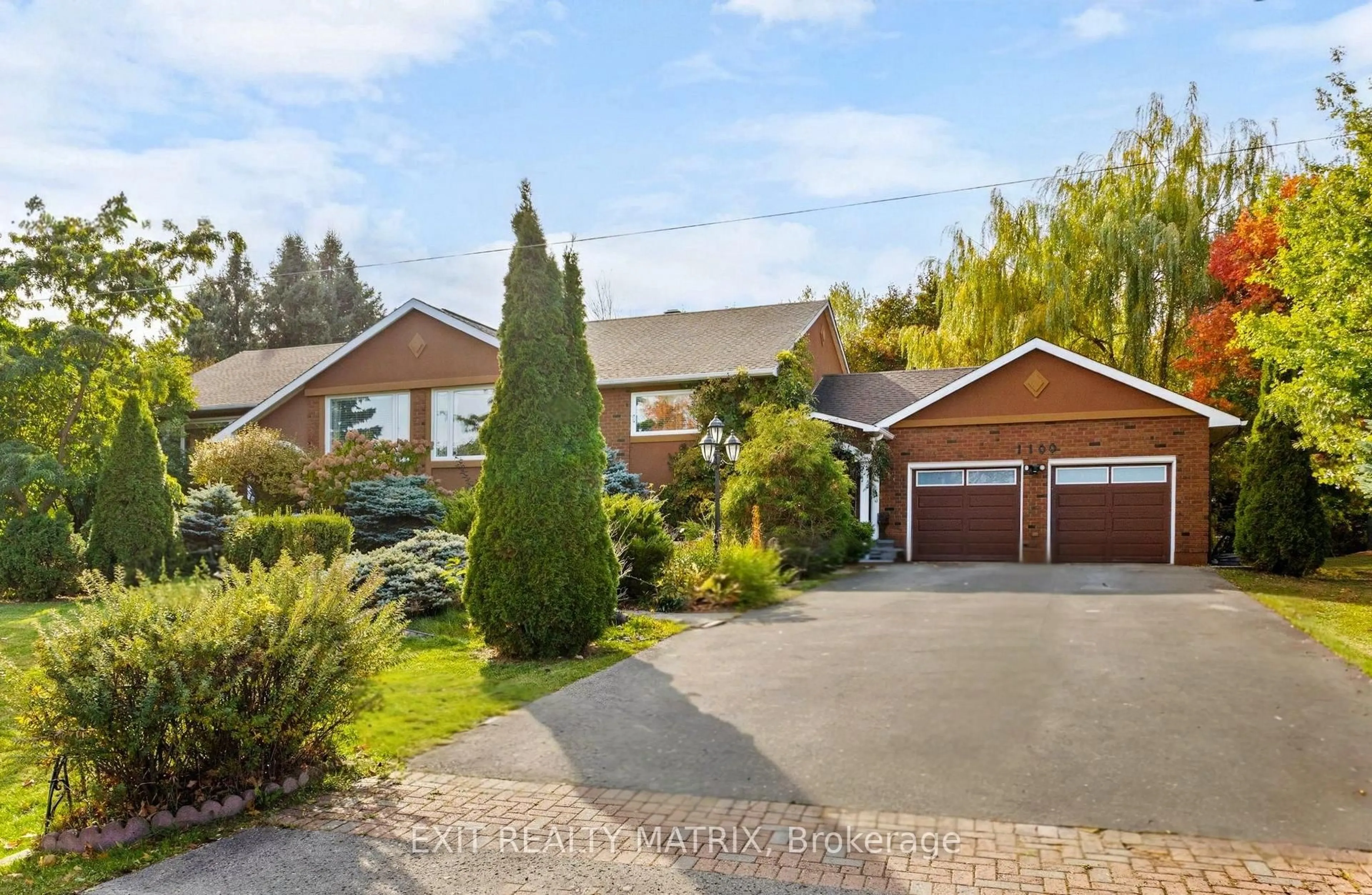 A pic from outside/outdoor area/front of a property/back of a property/a pic from drone, street for 1100 Moffatt Dr, Cumberland Ontario K4C 1B7